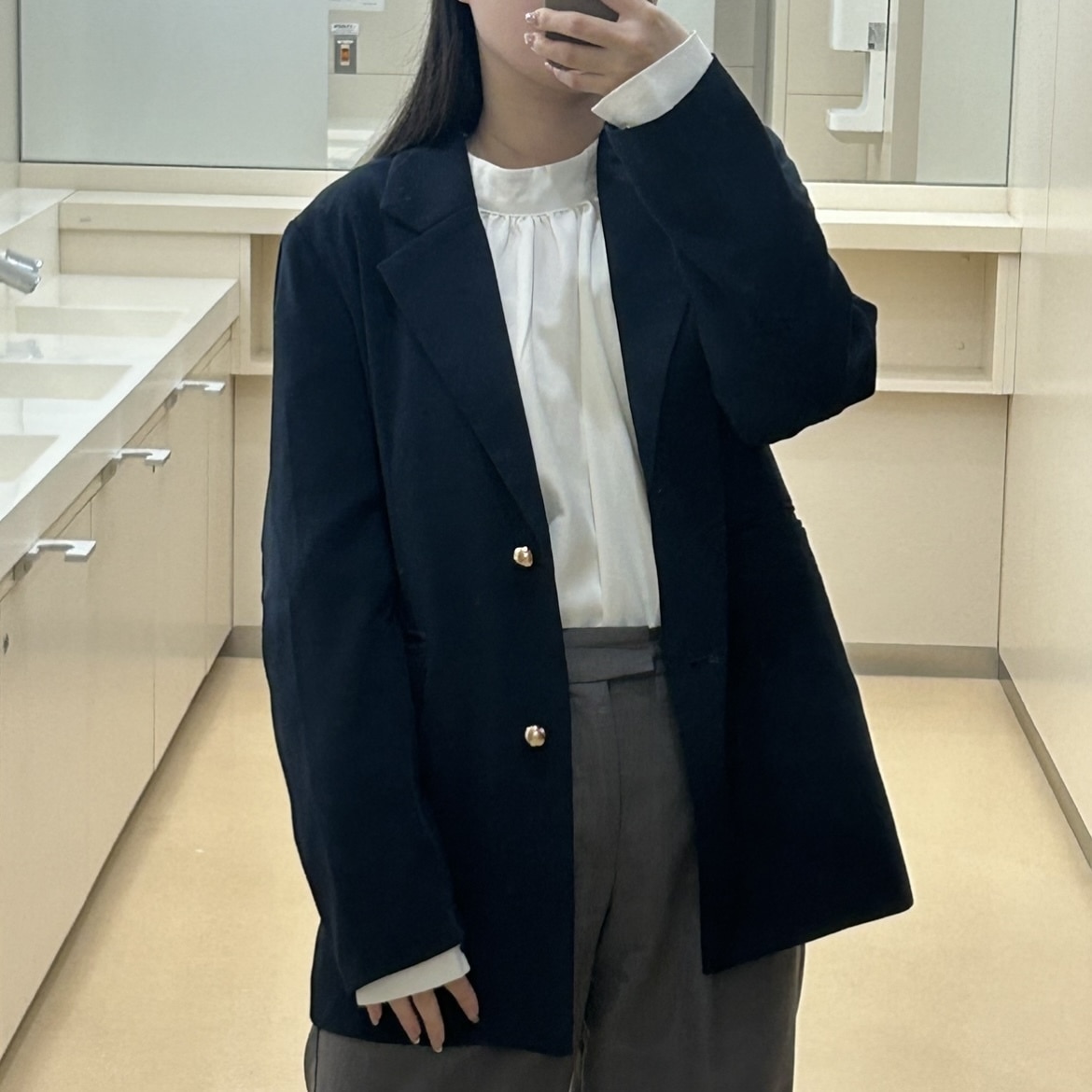 ネイビージャケット×白ブラウスのコーデ