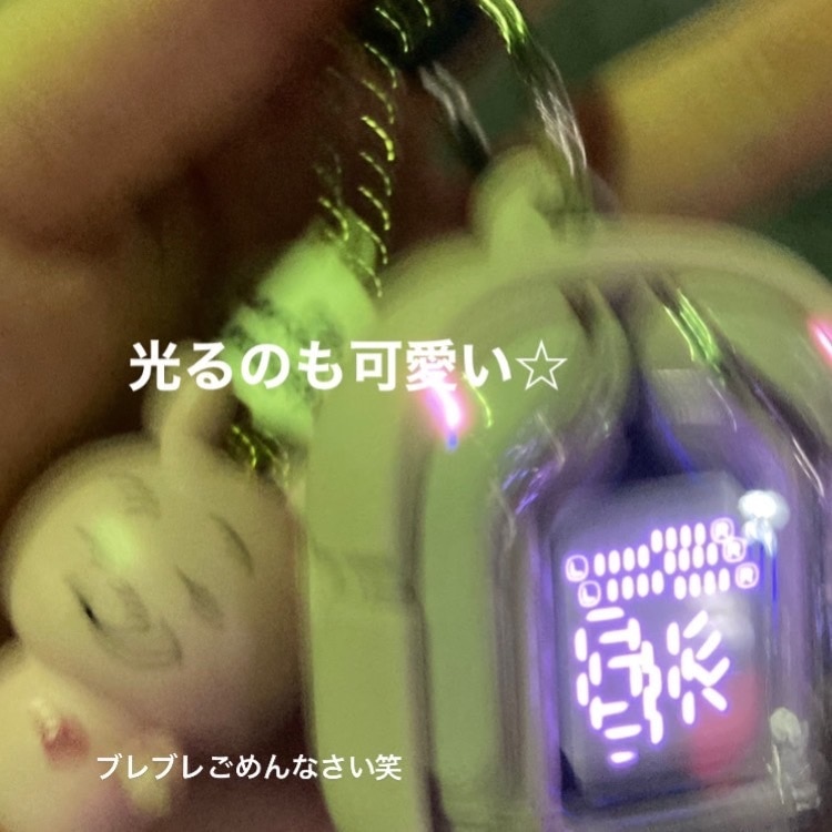 夜道でイヤホンの表示が光っている画像