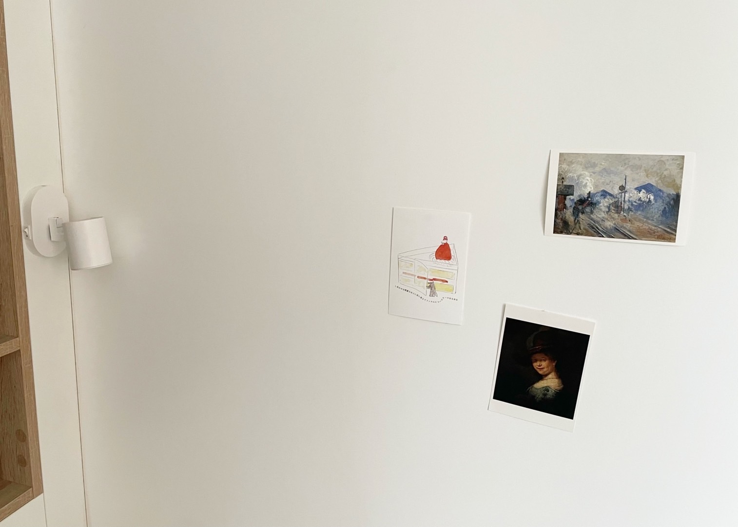 壁に飾ったポストカード３枚