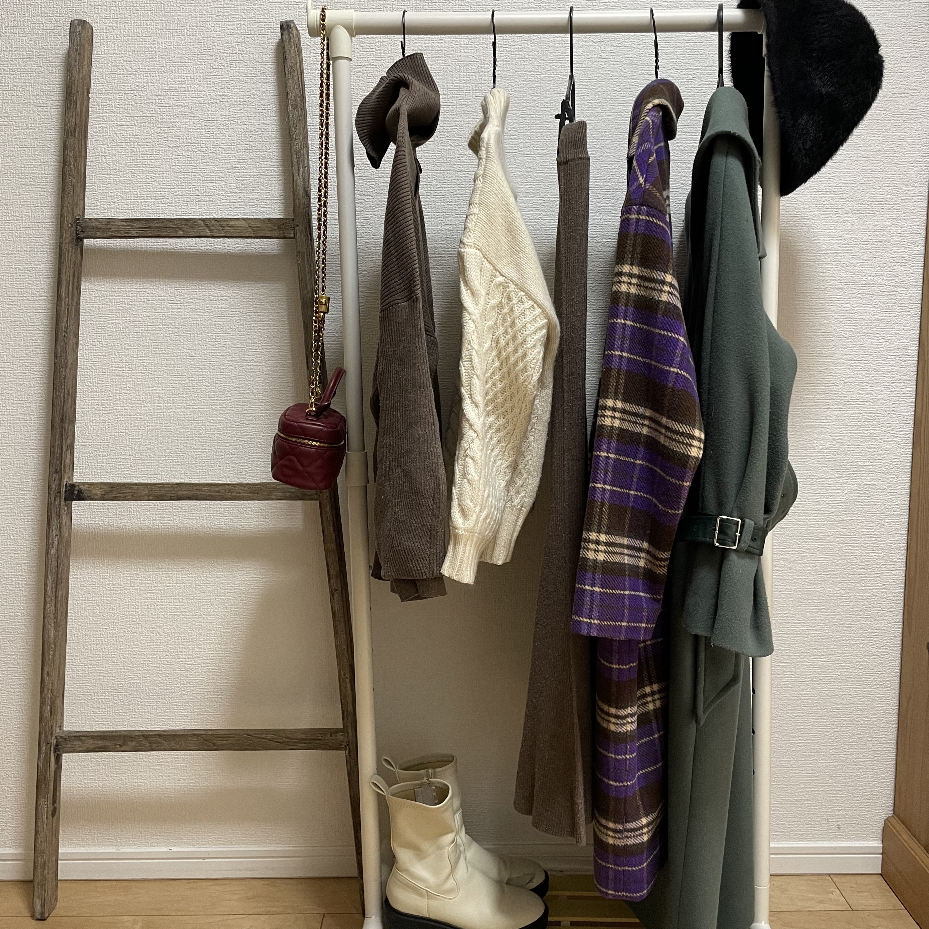 服インテリア　大学生の部屋　服収納