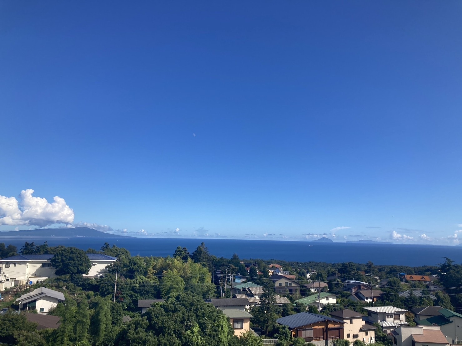 屋上からみた水平線の写真