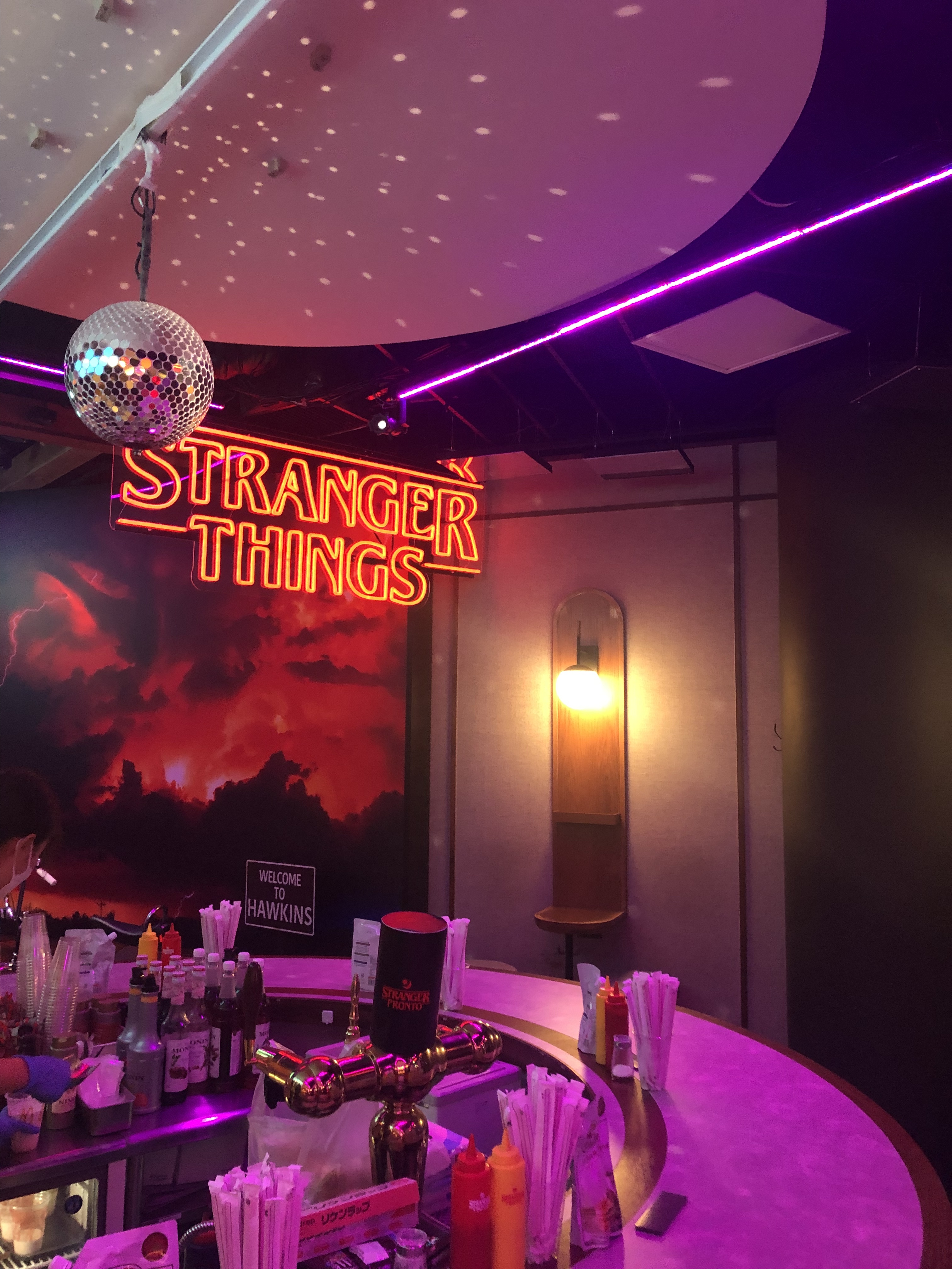 ストレンジャー・シングス　stranger things　店内　ネオンサイン