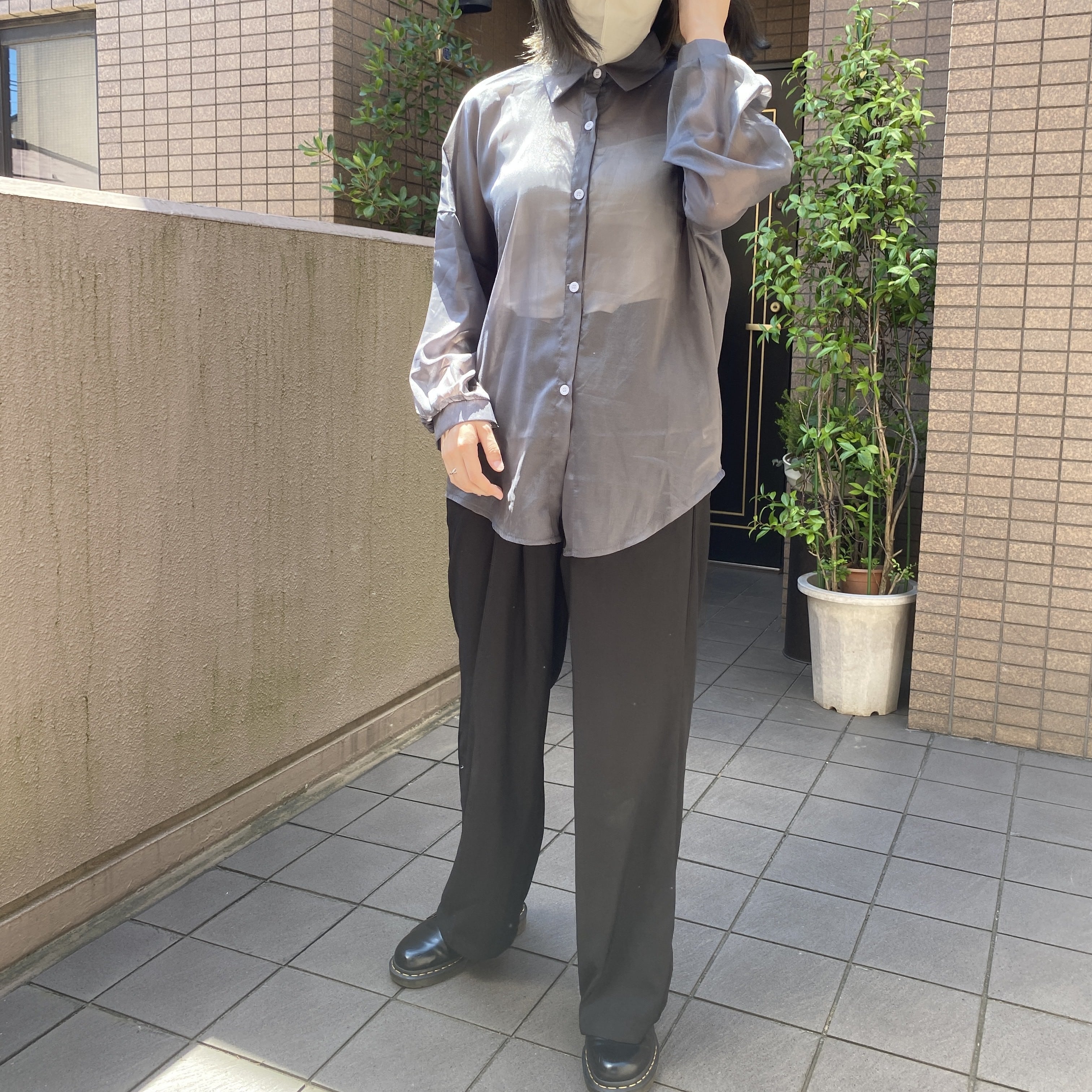 夏っぽいシアー素材とひもが細いブラトップで大人っぽく