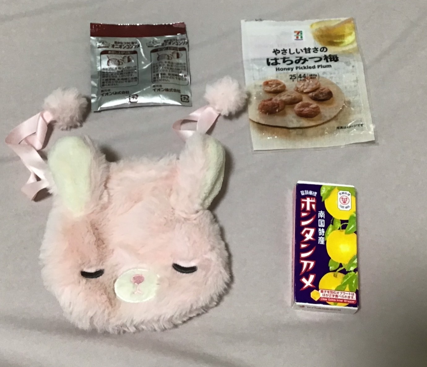 うさぎのポーチにはお菓子とインスタントのスープが入っています。