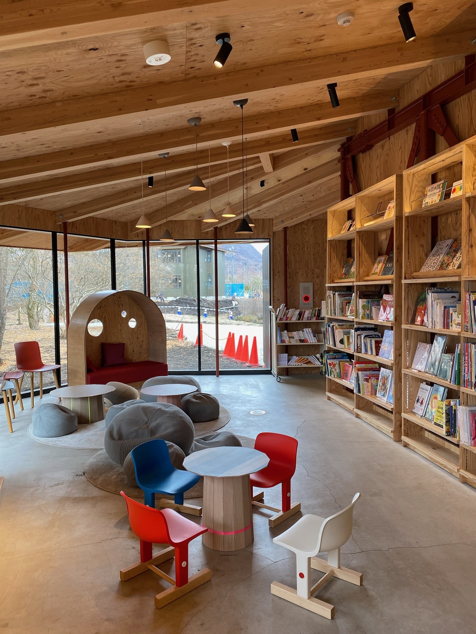 『Karuizawa Commongrounds』の一角にある「軽井沢書店　中軽井沢店」の店内。児童書や絵本のコーナー。