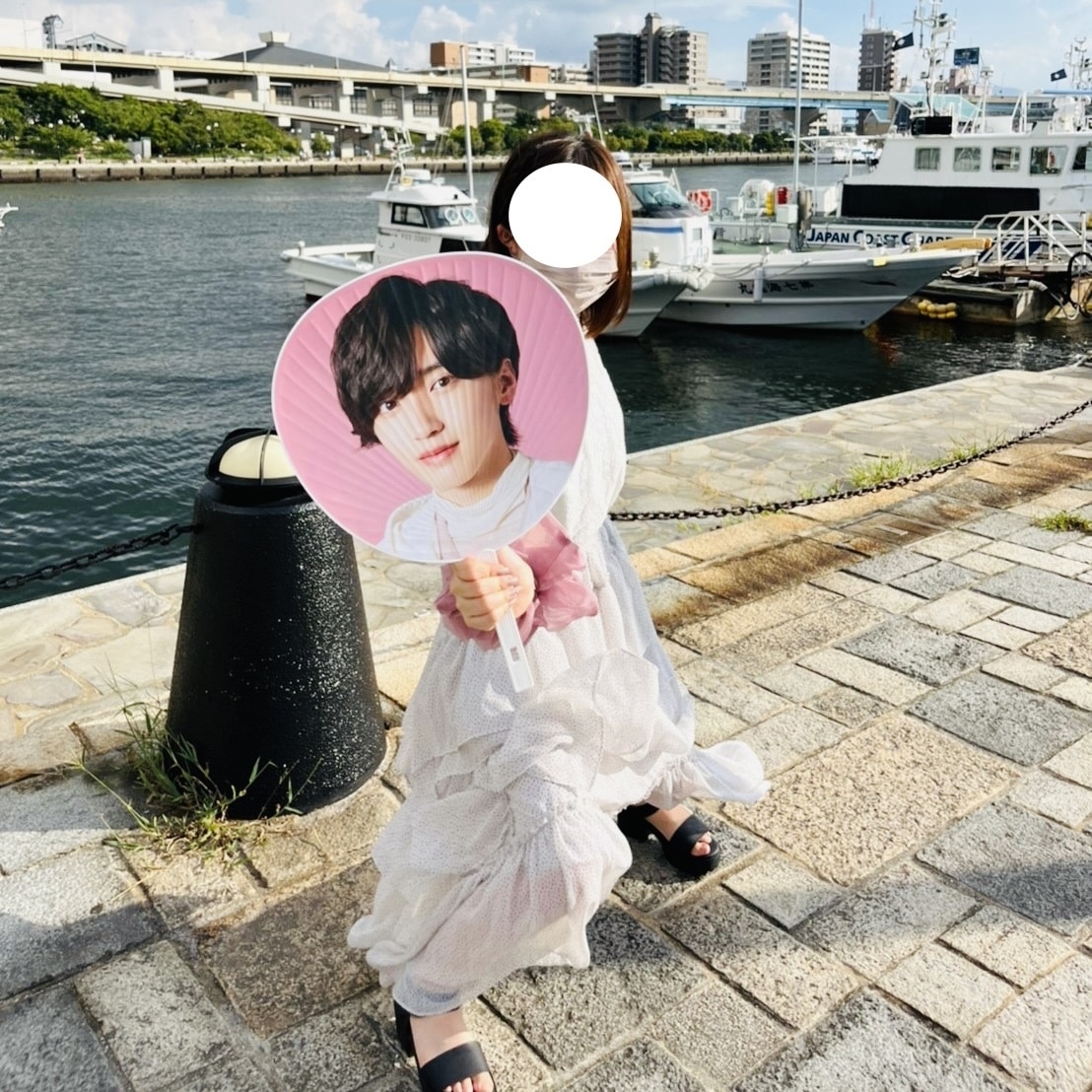 なにわ男子道枝駿佑のうちわ、海沿いでの写真。