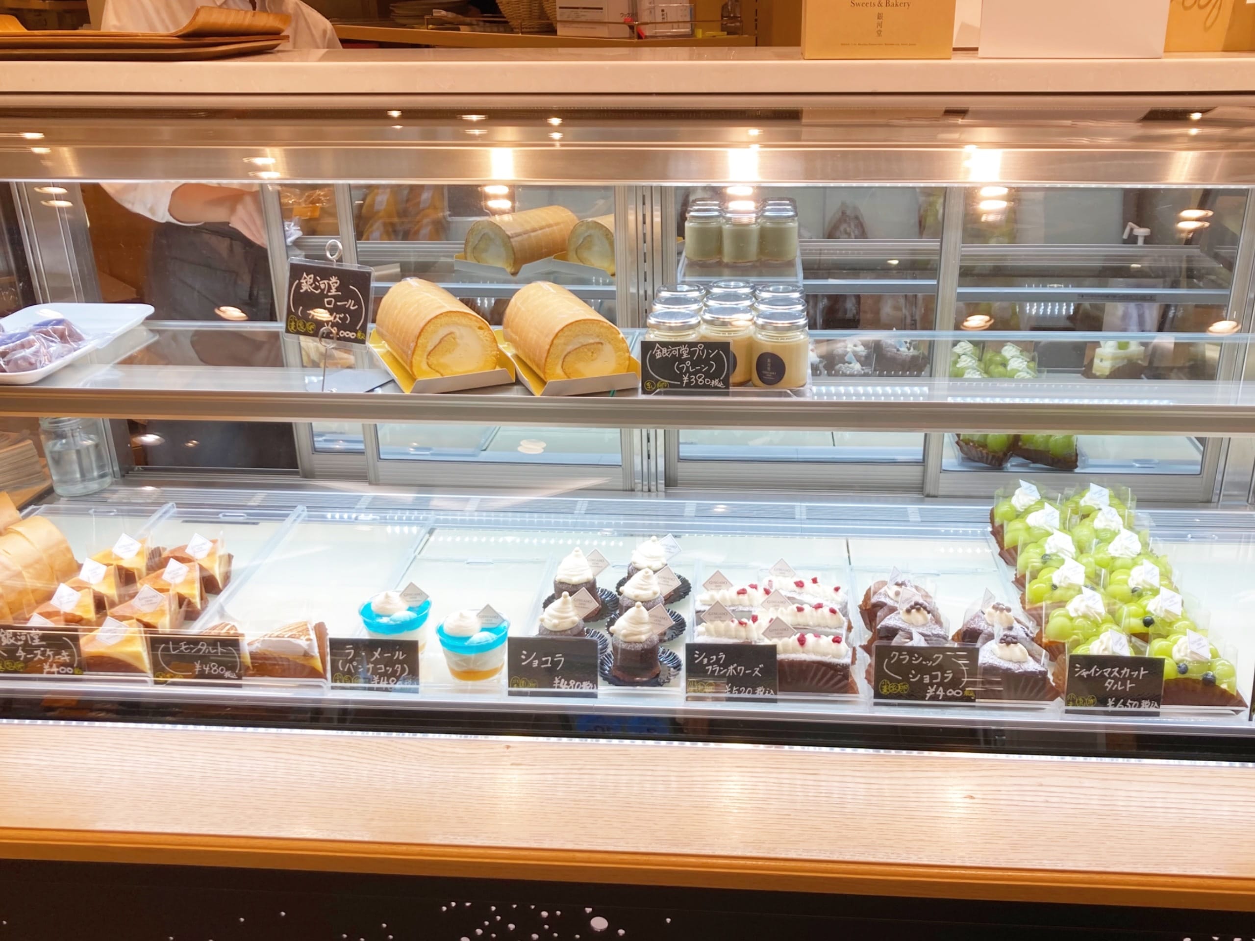 『銀河堂1890 Sweets＆Bakery』ショーケース内のケーキ。