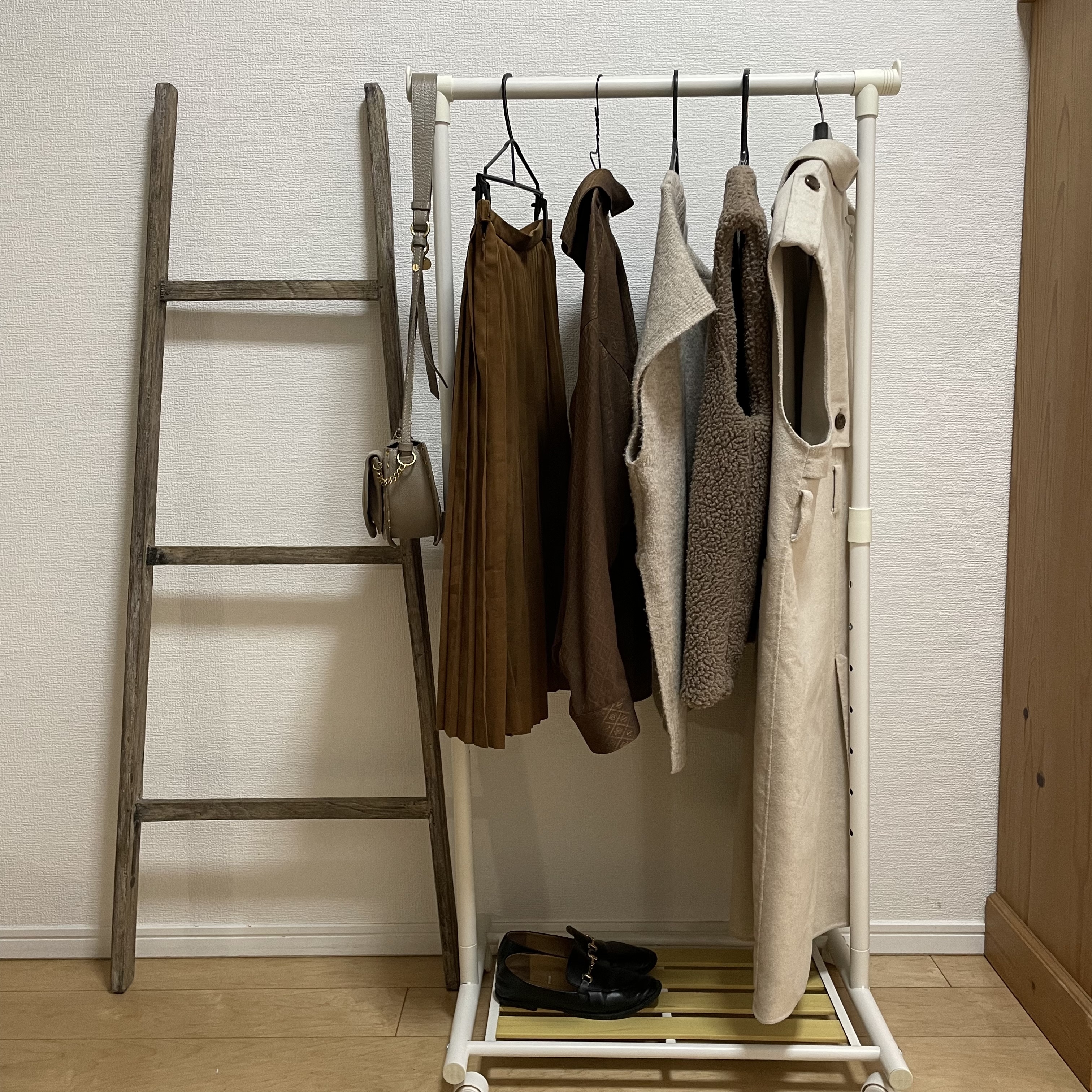 服インテリア　大学生の部屋　服収納