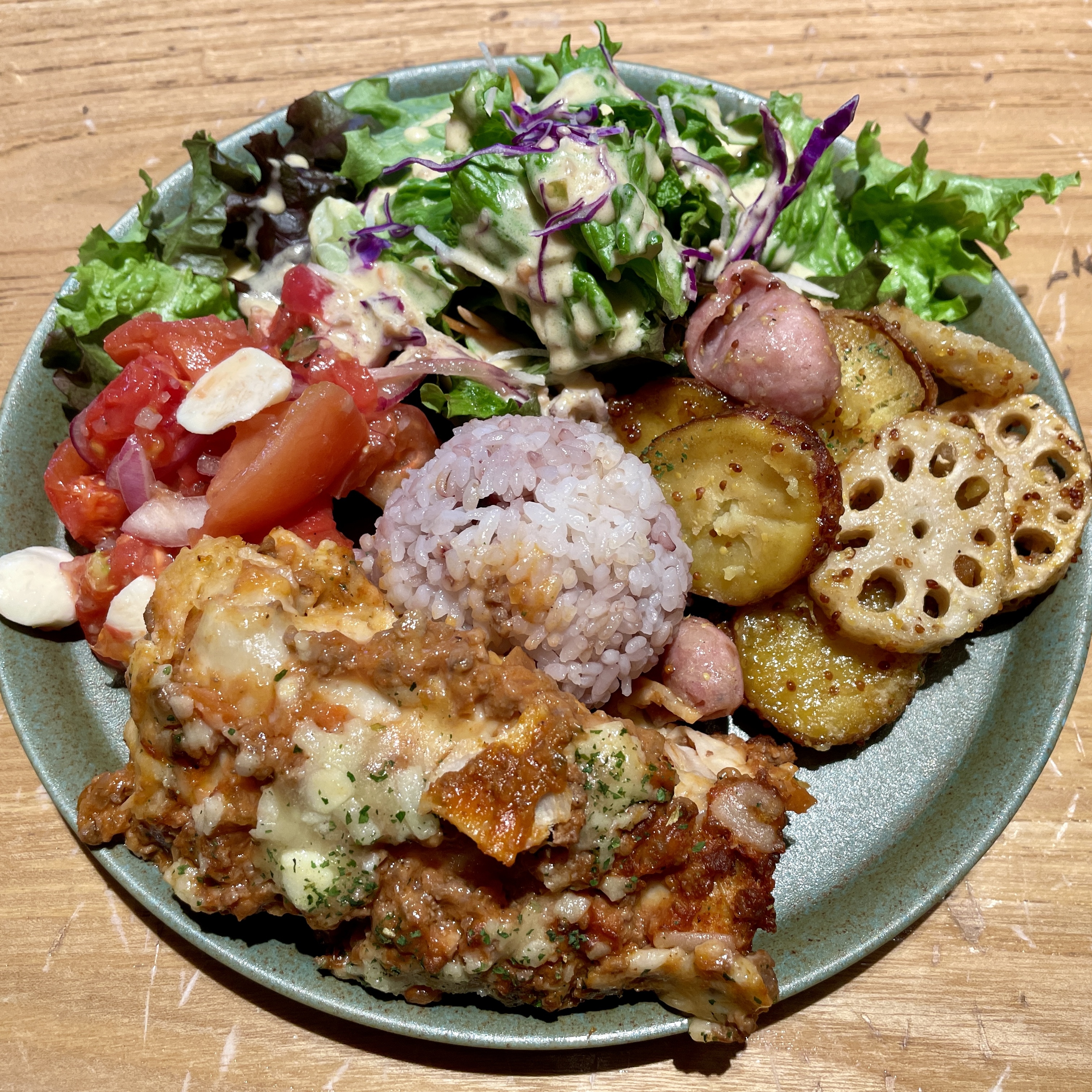 ラザニア・モッツァレラチーズとトマトのマリネ・ウィンナーと根菜の甘じょっぱい和えのプレート
