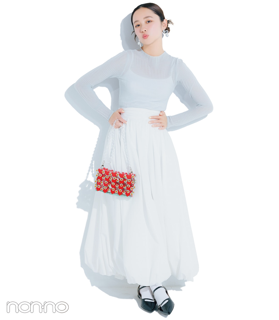 白のバルーンスカート×シアーブラウスのコーデ
