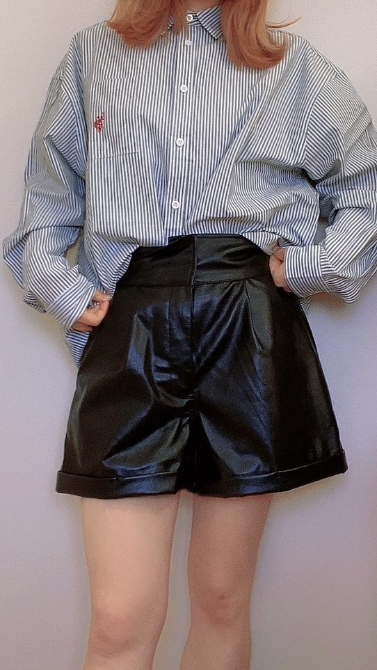 ボーダーシャツ、レザーショートパンツ