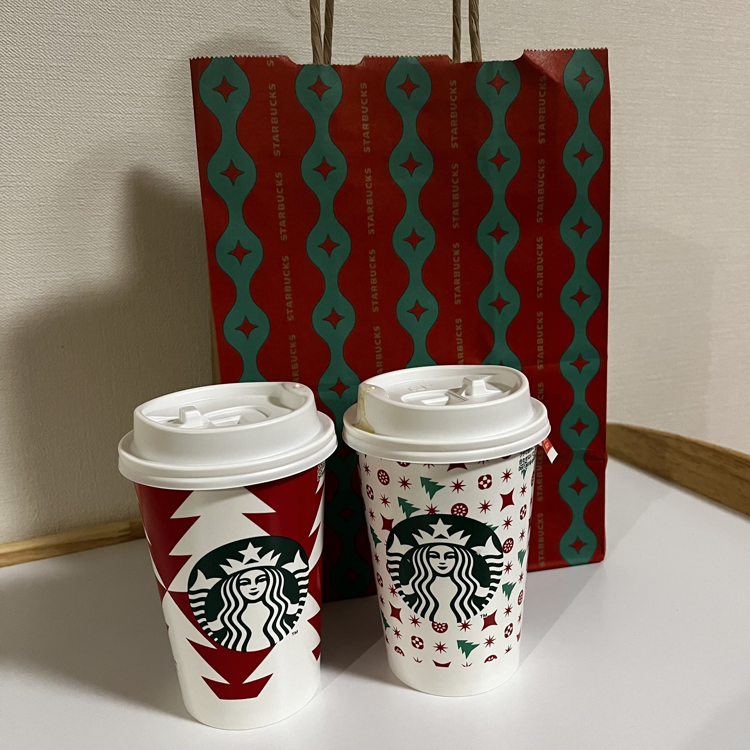 スターバックス　クリスマスデザイン　限定ドリンク