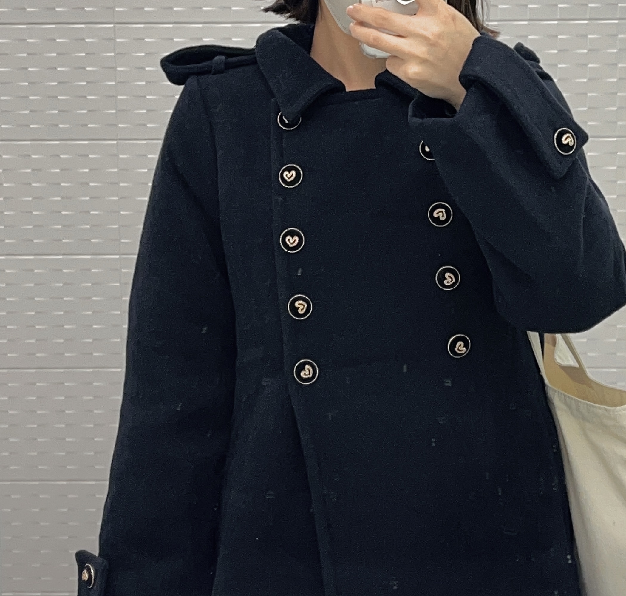 コートを鏡越しに写した写真