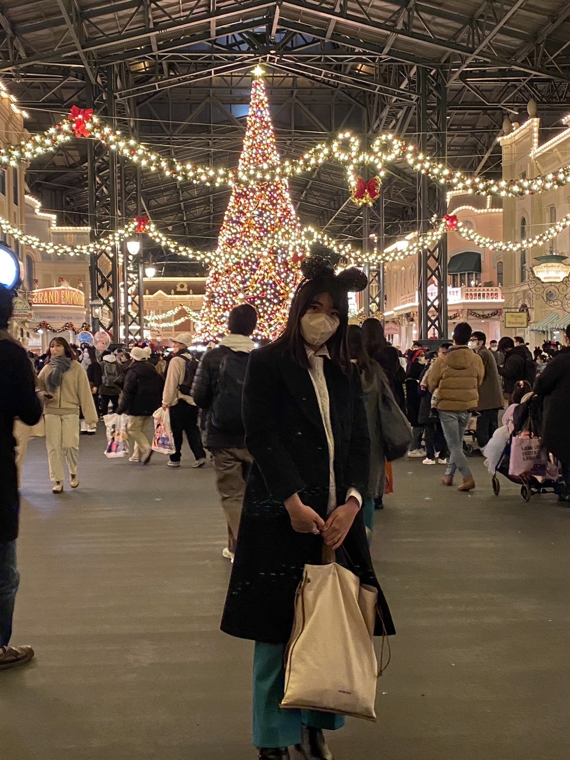 クリスマスディズニー ワールドバザールツリー前写真