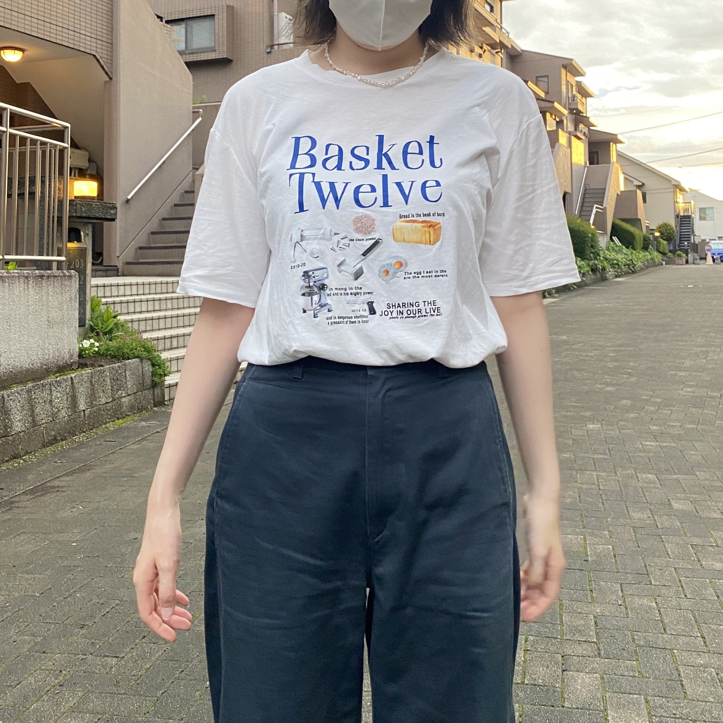 朝ごはんみたいなプリントと鮮やかな青文字がポイント！