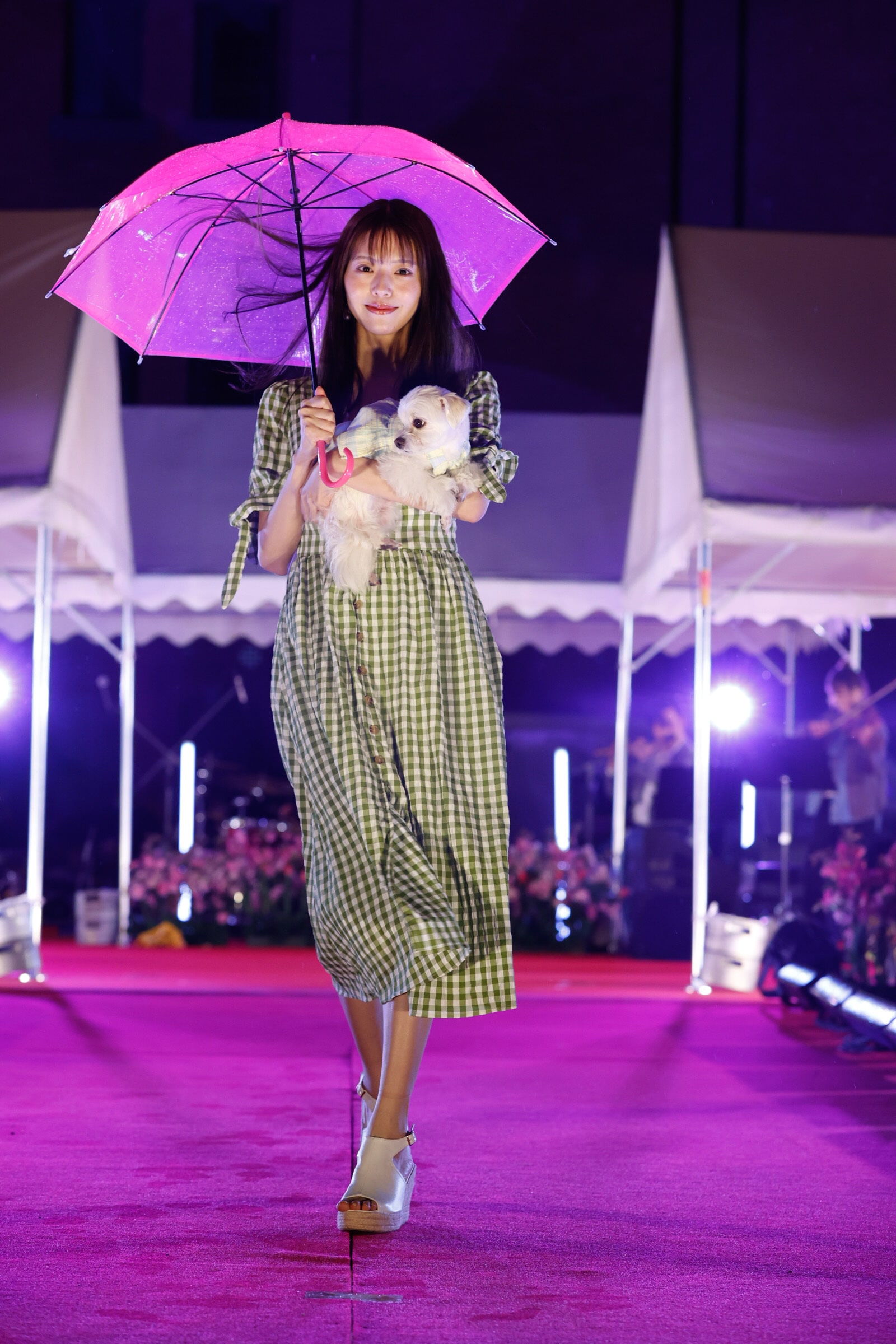 LIFE STYLE with DOGSの2部のステージを歩く鈴木ゆうかとぺろ