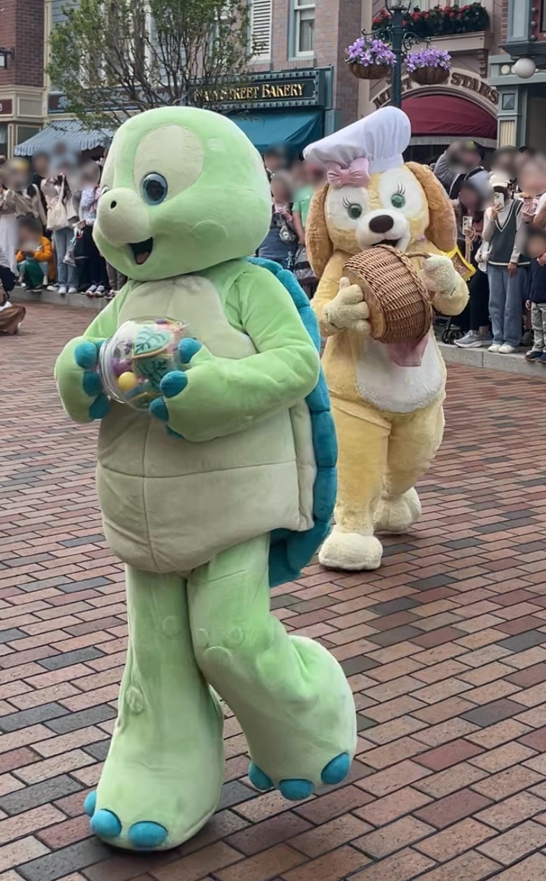 クッキー・アンの「シェアリング・イズ・スイート」サプライズ・モーメント(CookieAnn's “Sharing is Sweet” Surprise Moment) ダンスしているクッキー・アンとオル・メルの様子