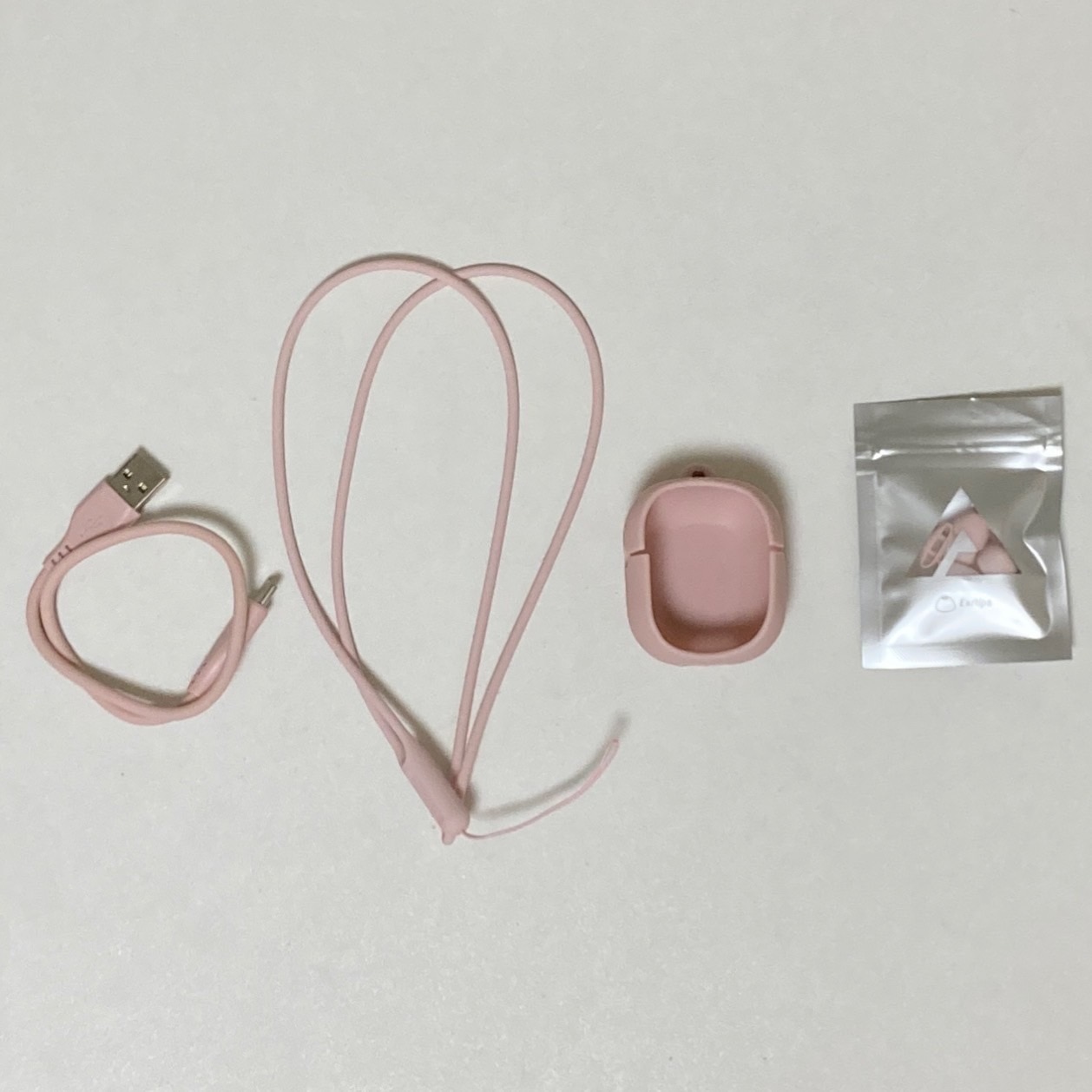 付属品の画像。左からUSB-C充電ケーブル、シリコンストラップ、シリコンケース、イヤーピース