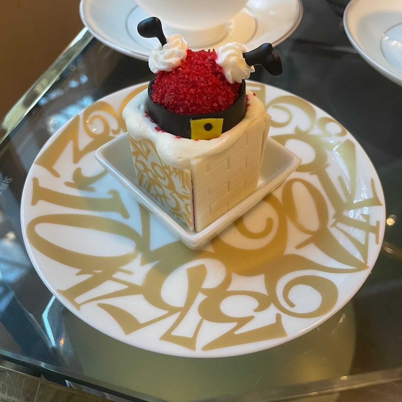 スイスホテル南海大阪　大阪　難波　ホテル　クリスマスアフタヌーンティー　サンタクロースのラズベリー＆バニラムース