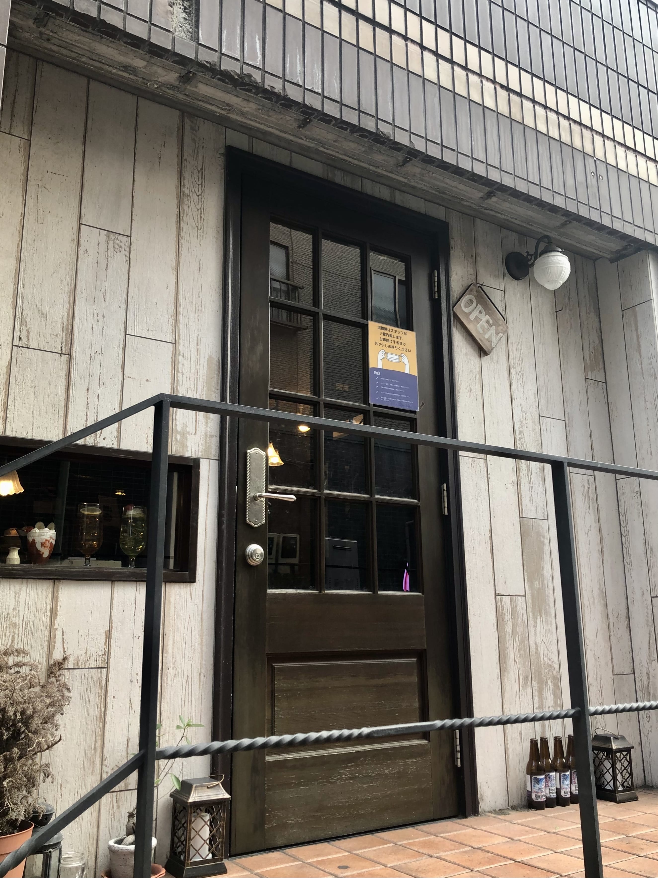お店入り口　建物外観　ドア