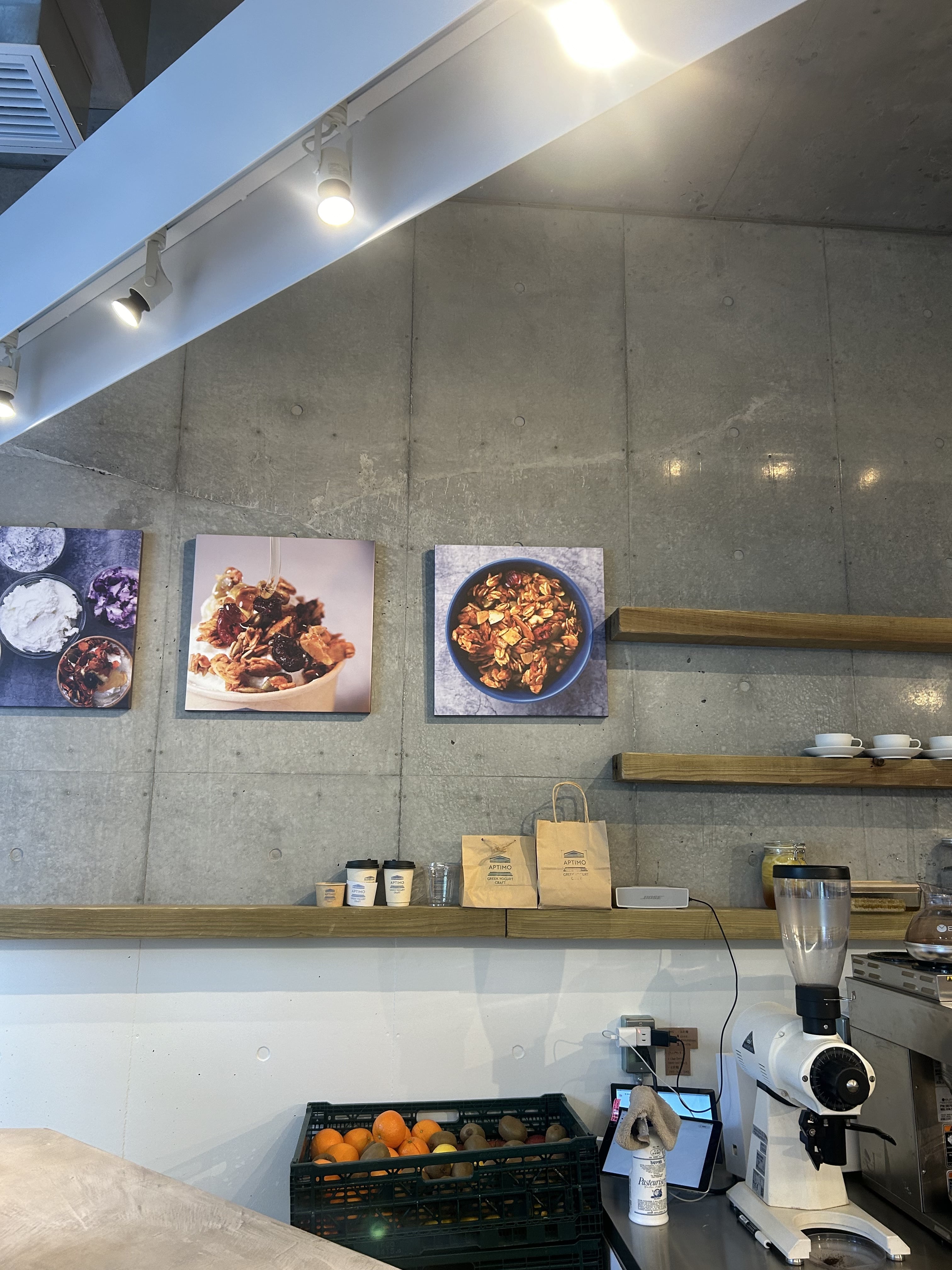 原宿カフェ aptimo 店内写真 壁