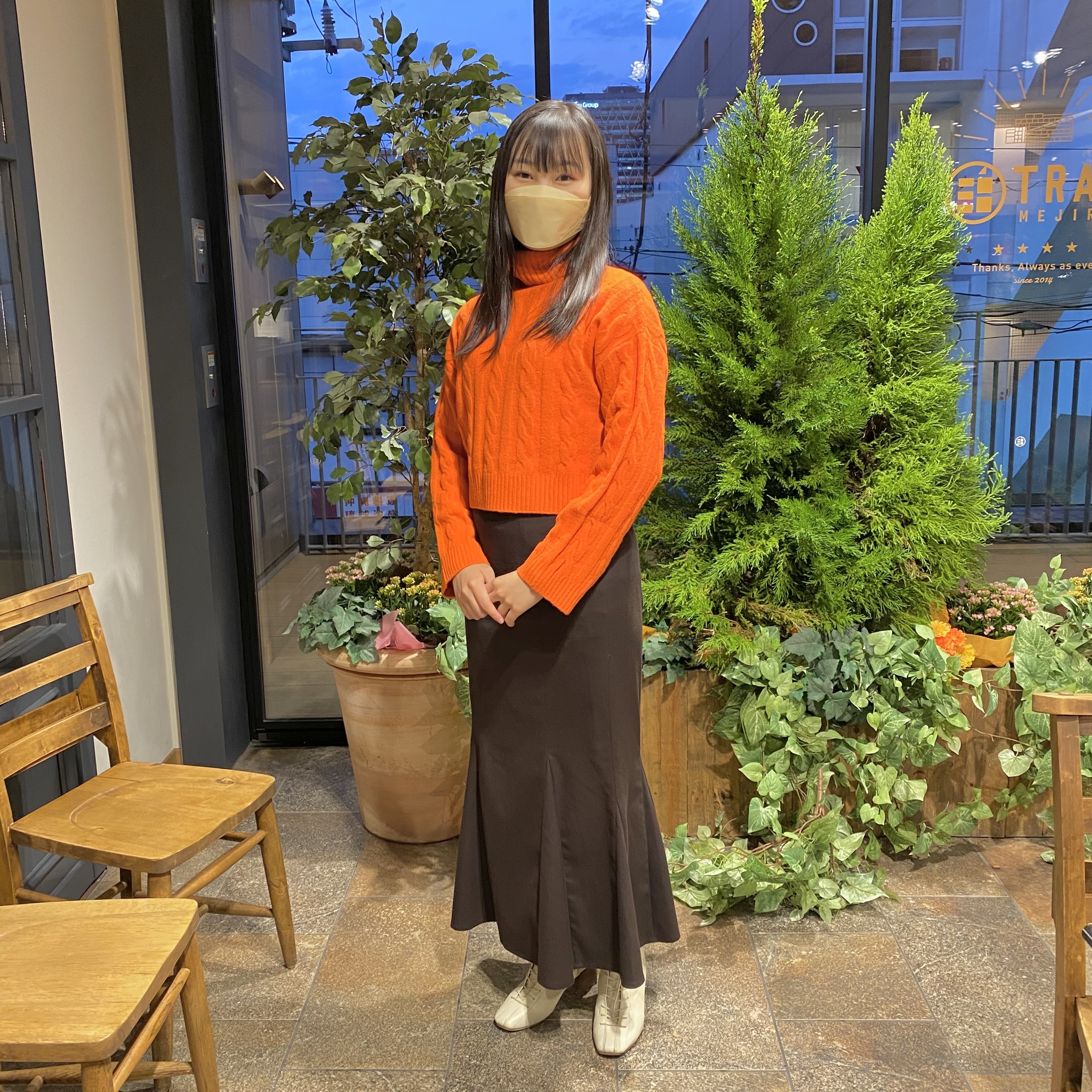 ビビットカラーニット、全身コーデ、秋色コーデ