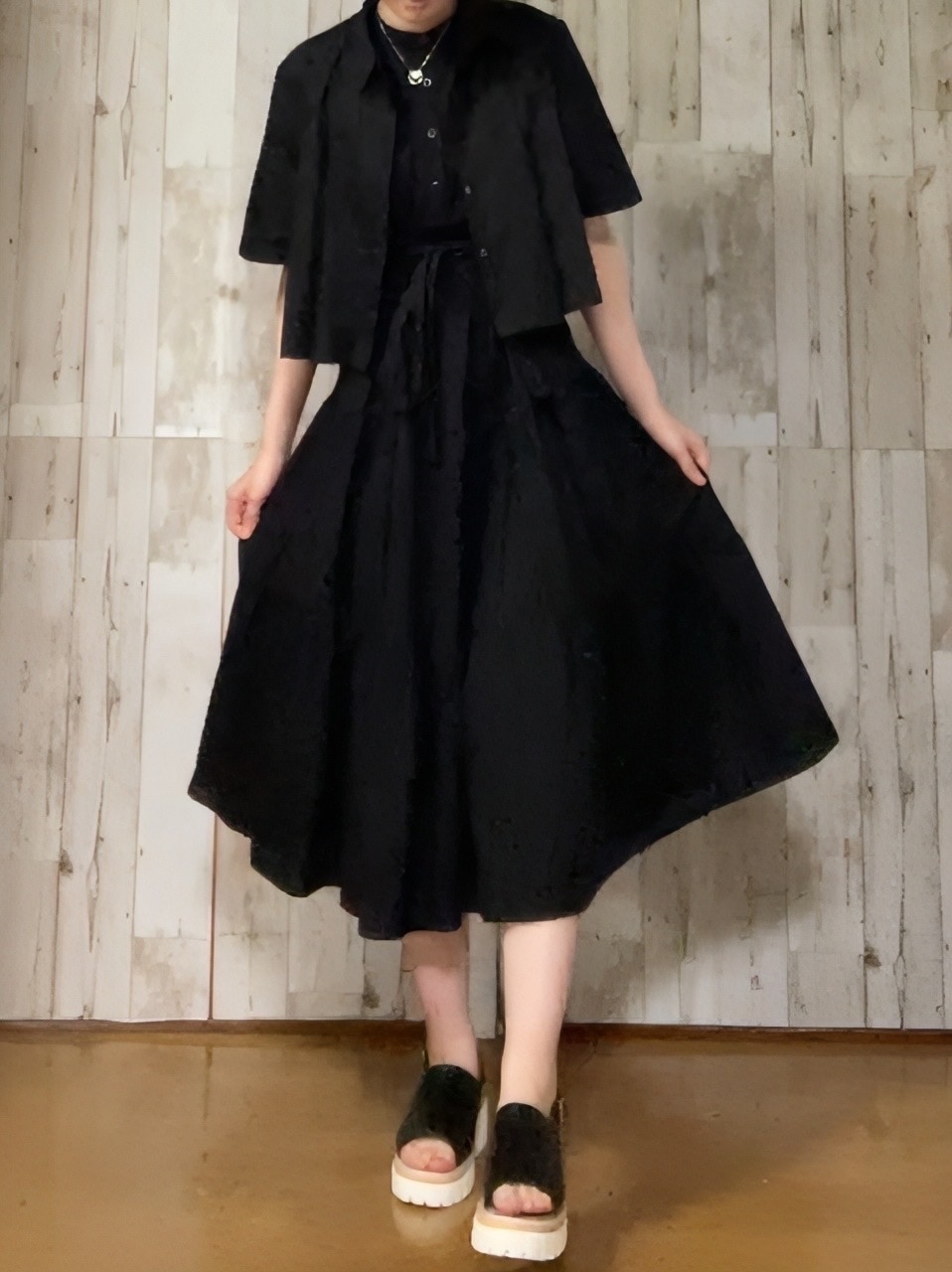 クロップドプリーツポプリンシャツ(ブラック)×ワンピース(ブラック)のコーデ
