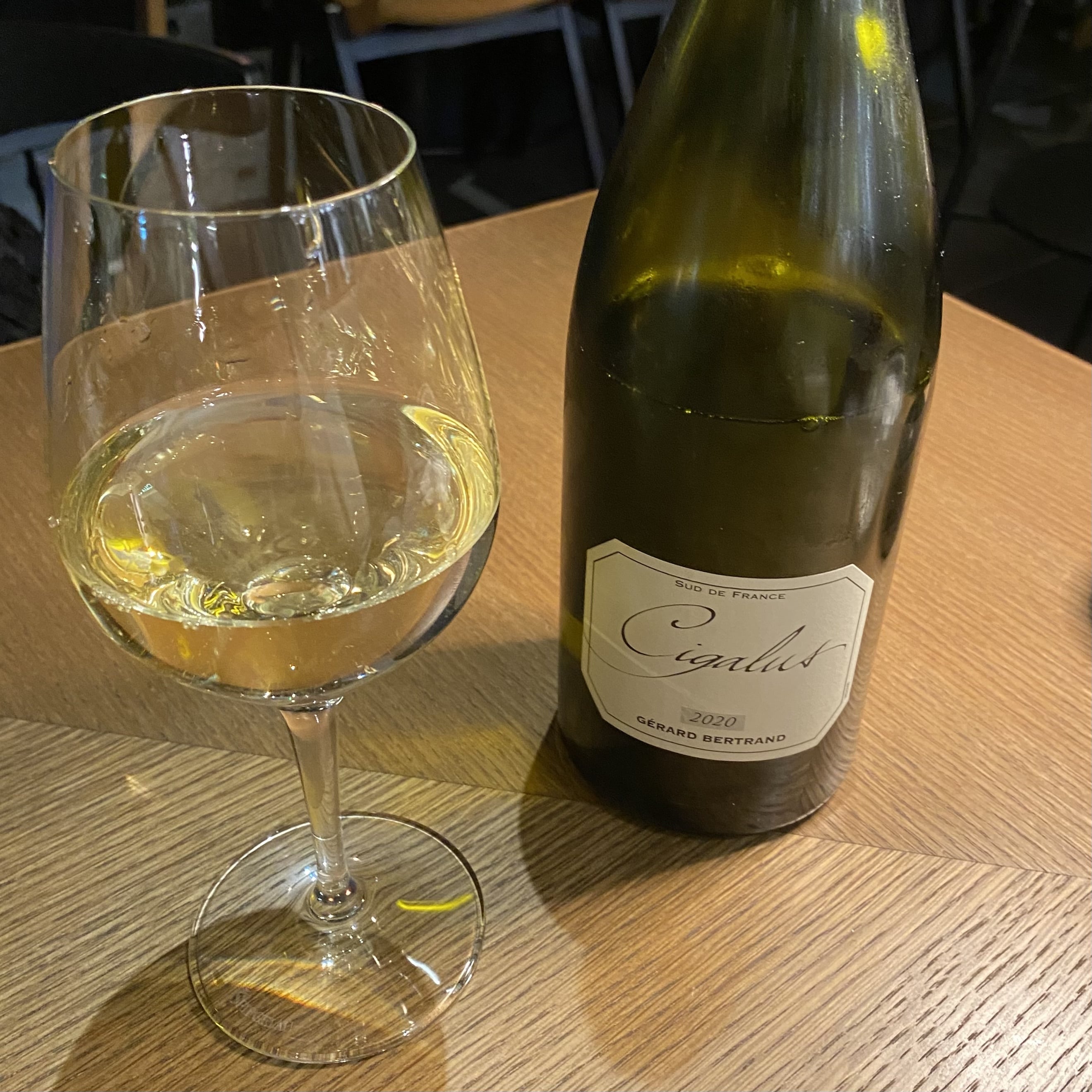 白ワイン、シガリュス、ワインボトル