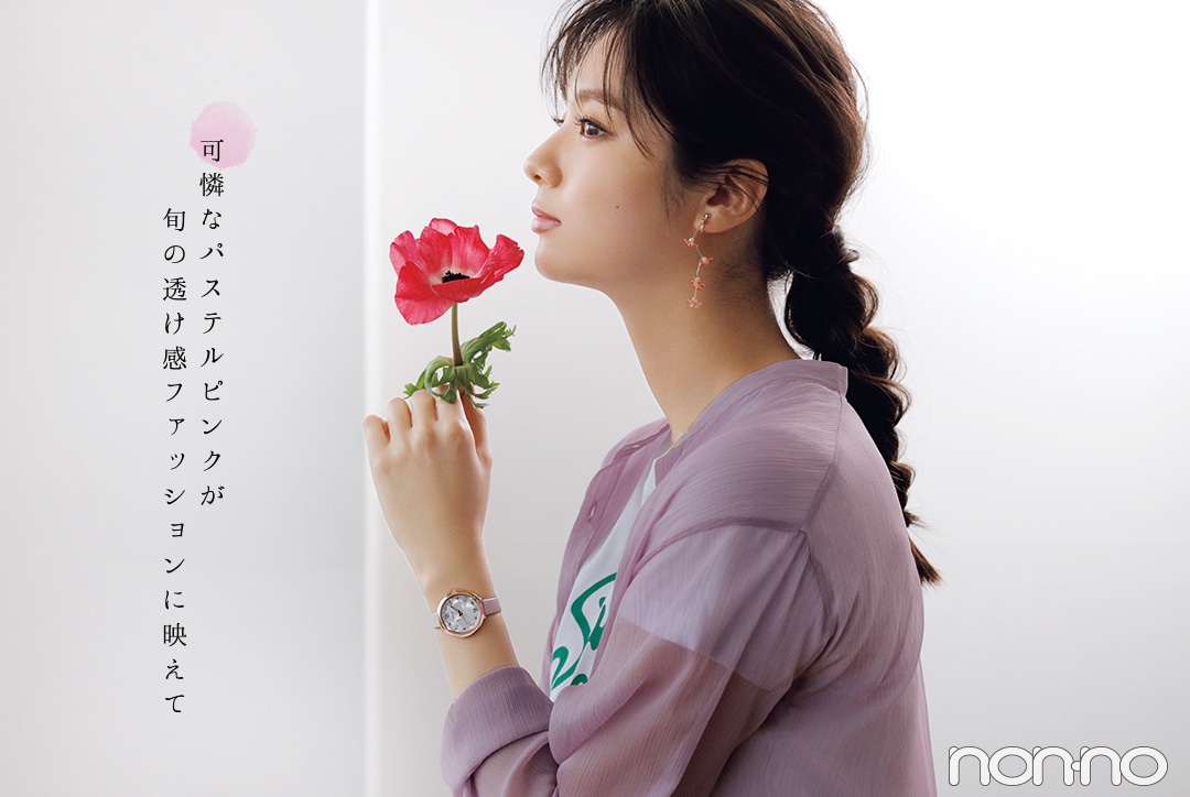 可憐なパステルピンクが旬の透け感ファッションに映えて