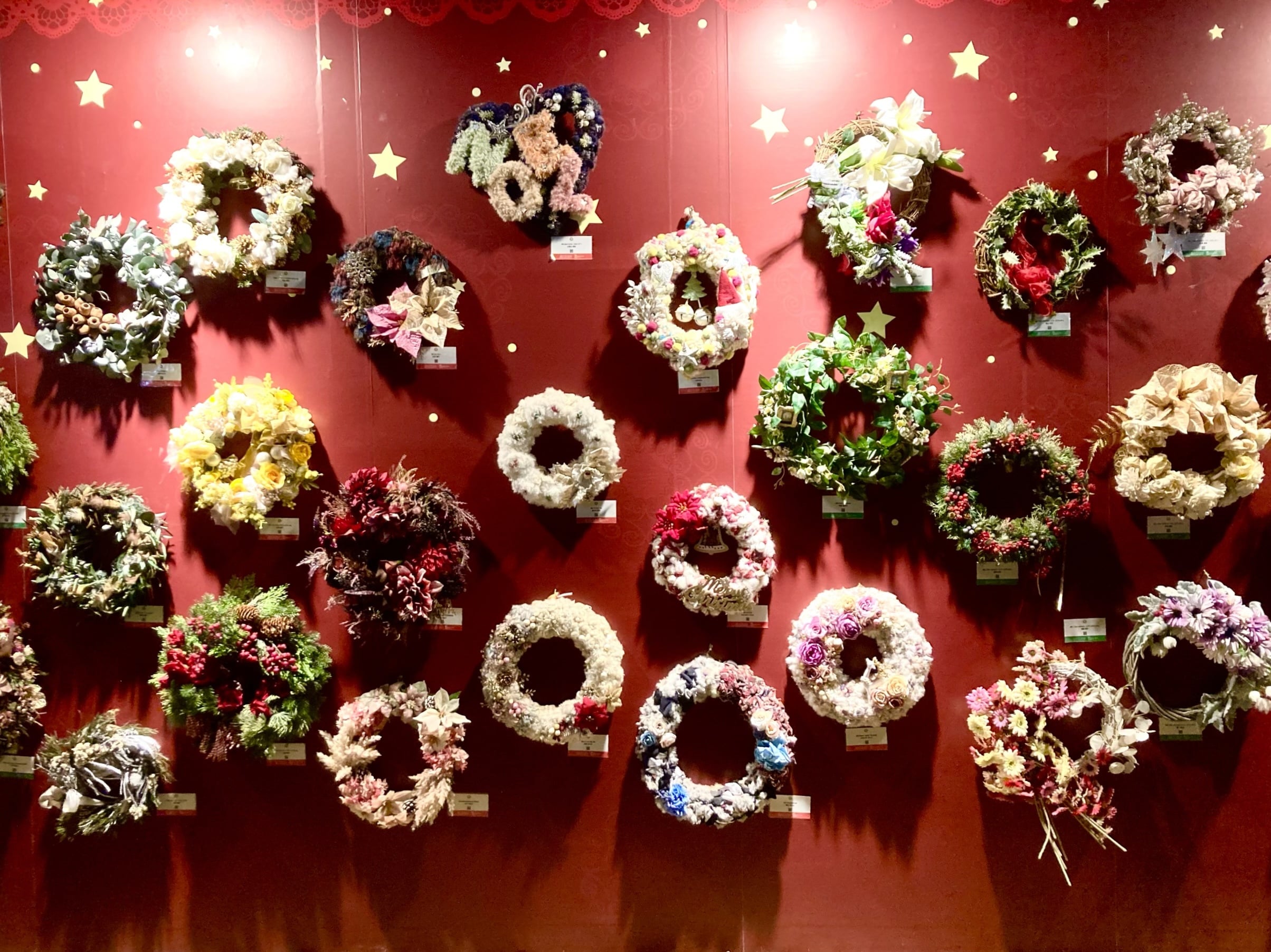 『東京クリスマスマーケット2023 in 明治神宮外苑』会場内、クリスマスリースがたくさんかざられている。