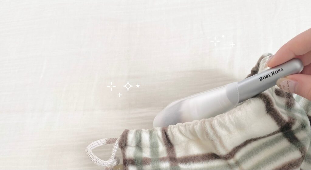 ROSY ROSAのパウダーファンブラシとポーチ