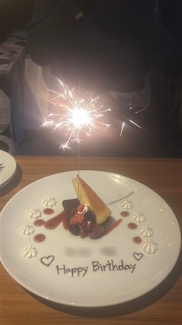 チーズケーキとチョコケーキがのっていました。名前のデコレーションをリクエストしました!