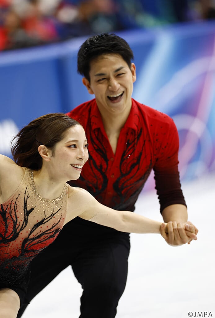ミラノ五輪フィギュア団体戦でのペアSP：三浦璃来＆木原龍一組（りくりゅう）が笑顔で演技。