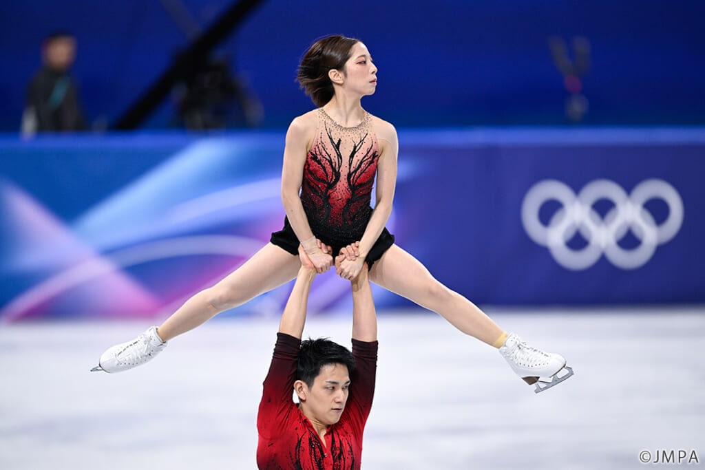 ミラノ五輪フィギュア団体戦でのペアSP：三浦璃来＆木原龍一組（りくりゅう）がリフトする姿。
