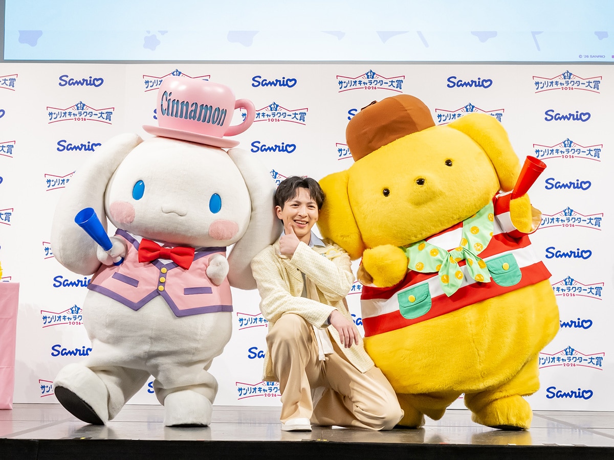 決めポーズをするシナモロールとポムポムプリンとM!LKの吉田仁人