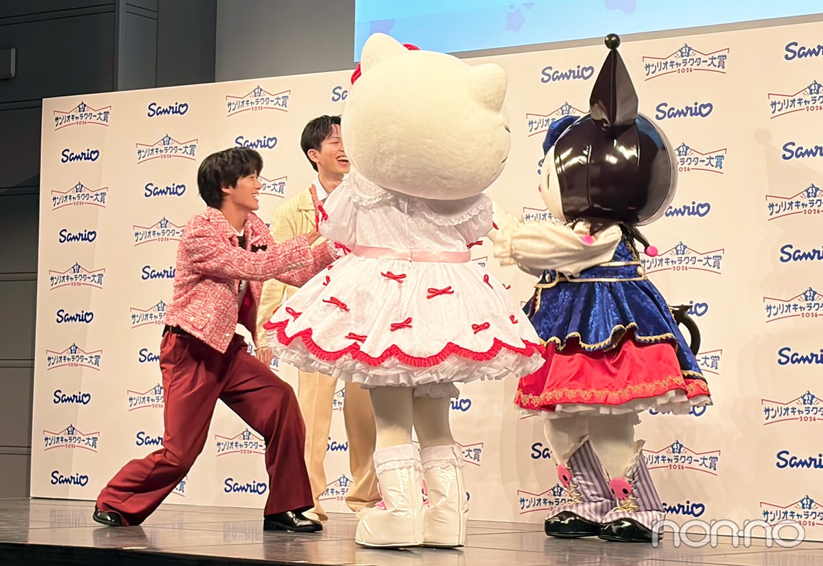 キティとクロミとハイタッチするM!LKの曽野舜太と吉田仁人