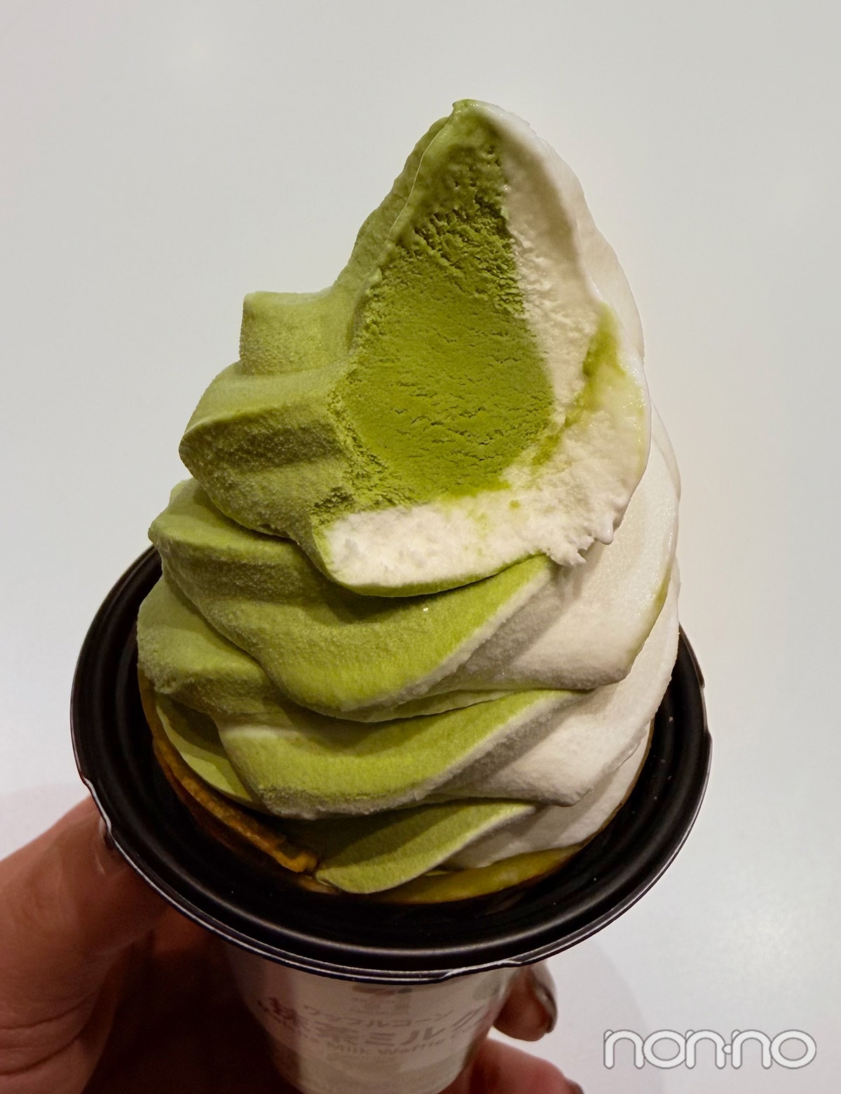 【セブン新作】セブンプレミアム ワッフルコーン 抹茶ミルクを食べた状態