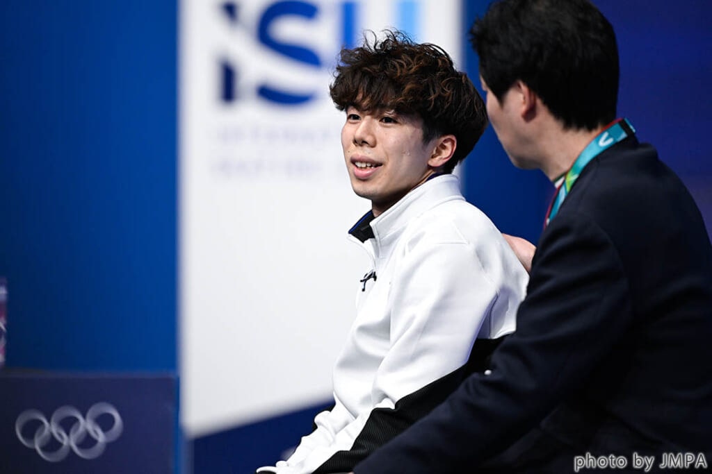 ミラノ五輪フィギュアでショートプログラム後、佐藤駿(さとうしゅん)選手がキス&クライに座る様子