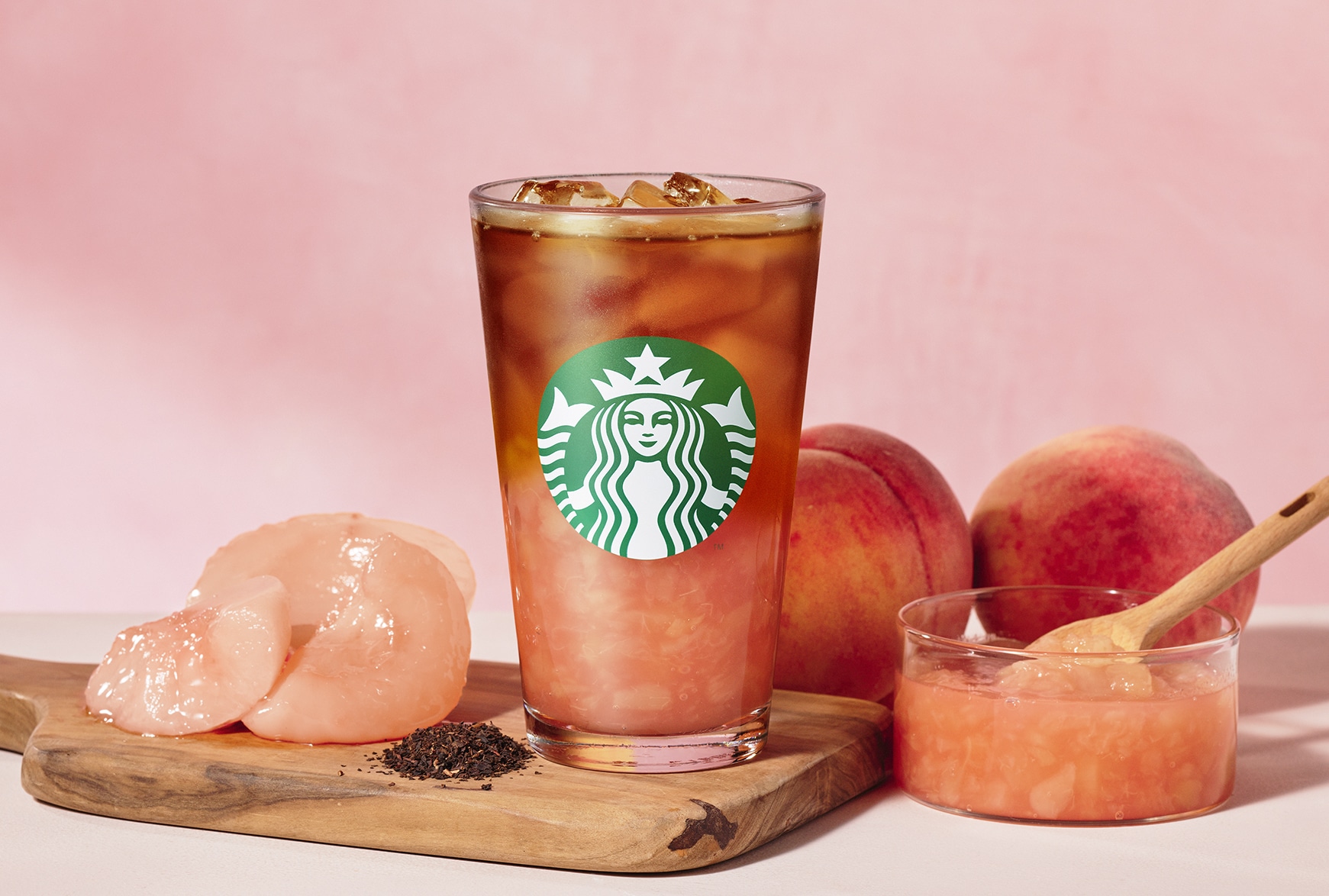 スターバックス新作は“桃”が主役！ ピーチの果肉感を楽しめるフラペチーノ®やティー、炭酸がしゅわっと弾けるソーダの3種が新登場【8月1日（金 ...