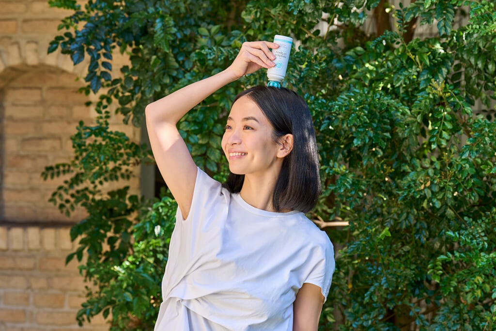 紫外線予報 炭酸UVヘッドスパFを頭にあてる女性
