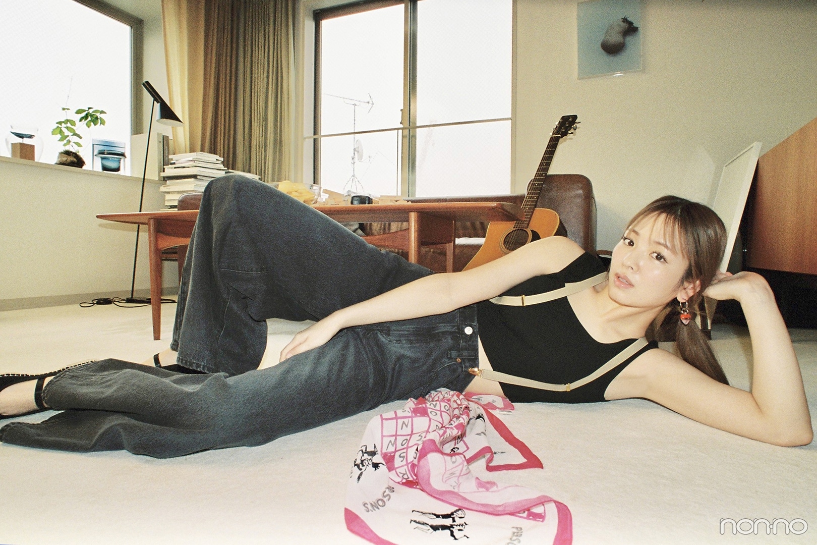 黒のワイドデニム×タンクトップの夏コーデ