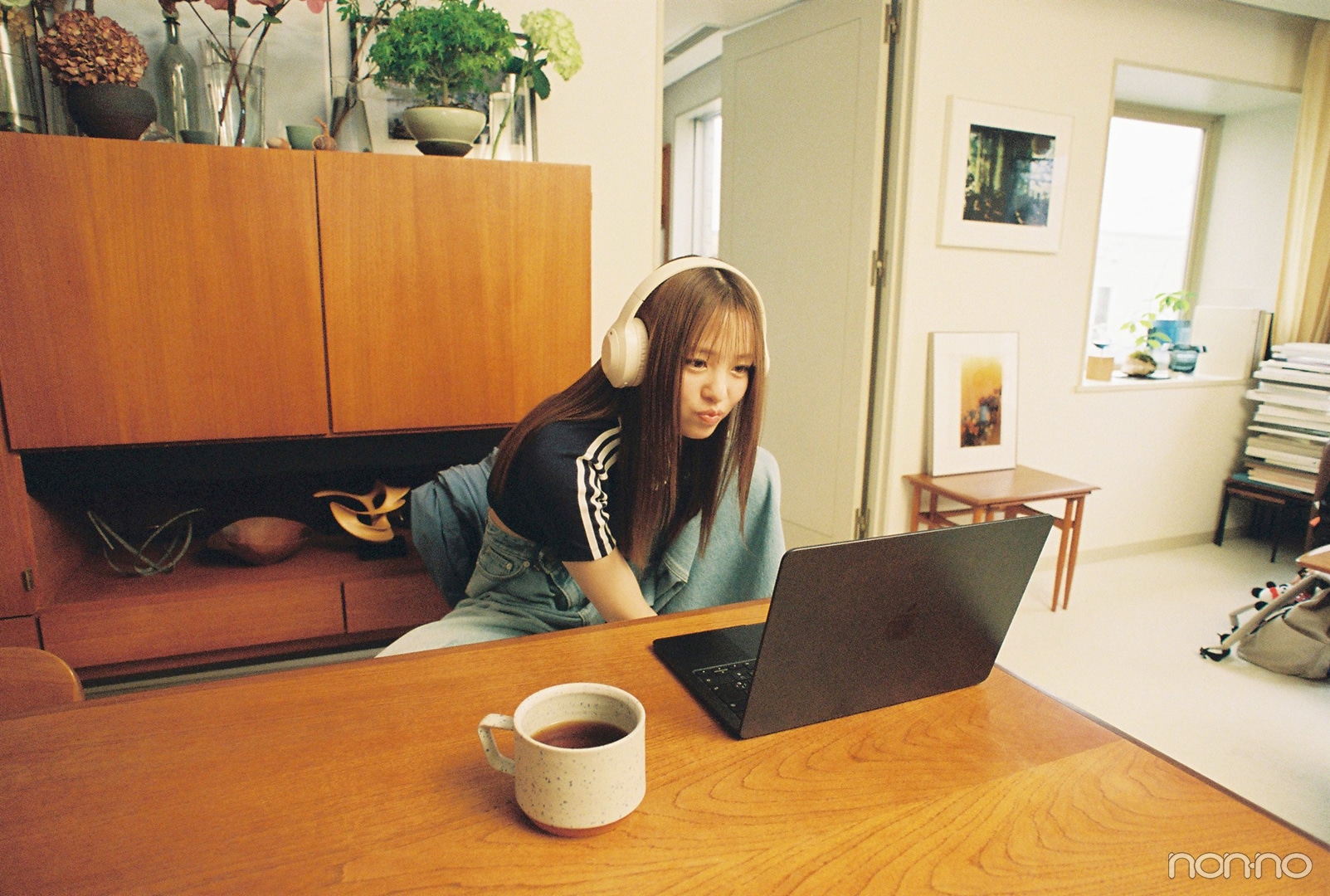 ハイクルのスーパーワイドデニムをはいてヘッドホンをする横田真悠