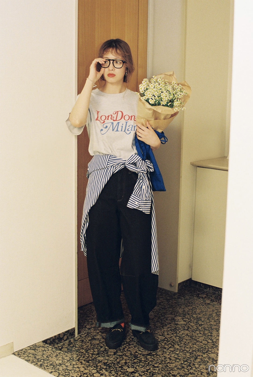 GUのバレルデニム×Tシャツ×腰巻きシャツの夏コーデ