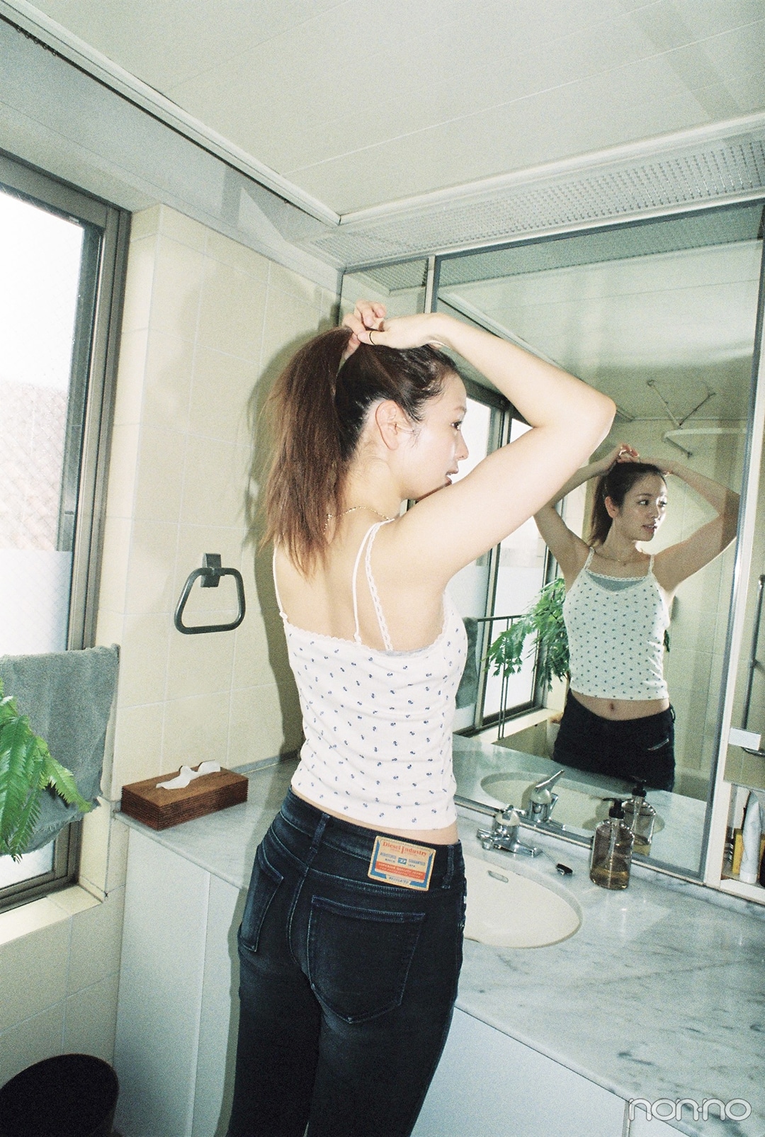 ローライズのフレアデニム×小花柄のキャミの夏コーデ