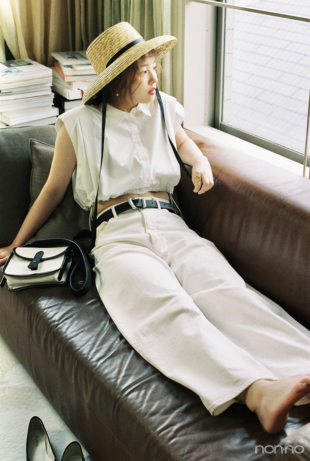 白のバレルデニム×クロップドシャツの夏コーデ