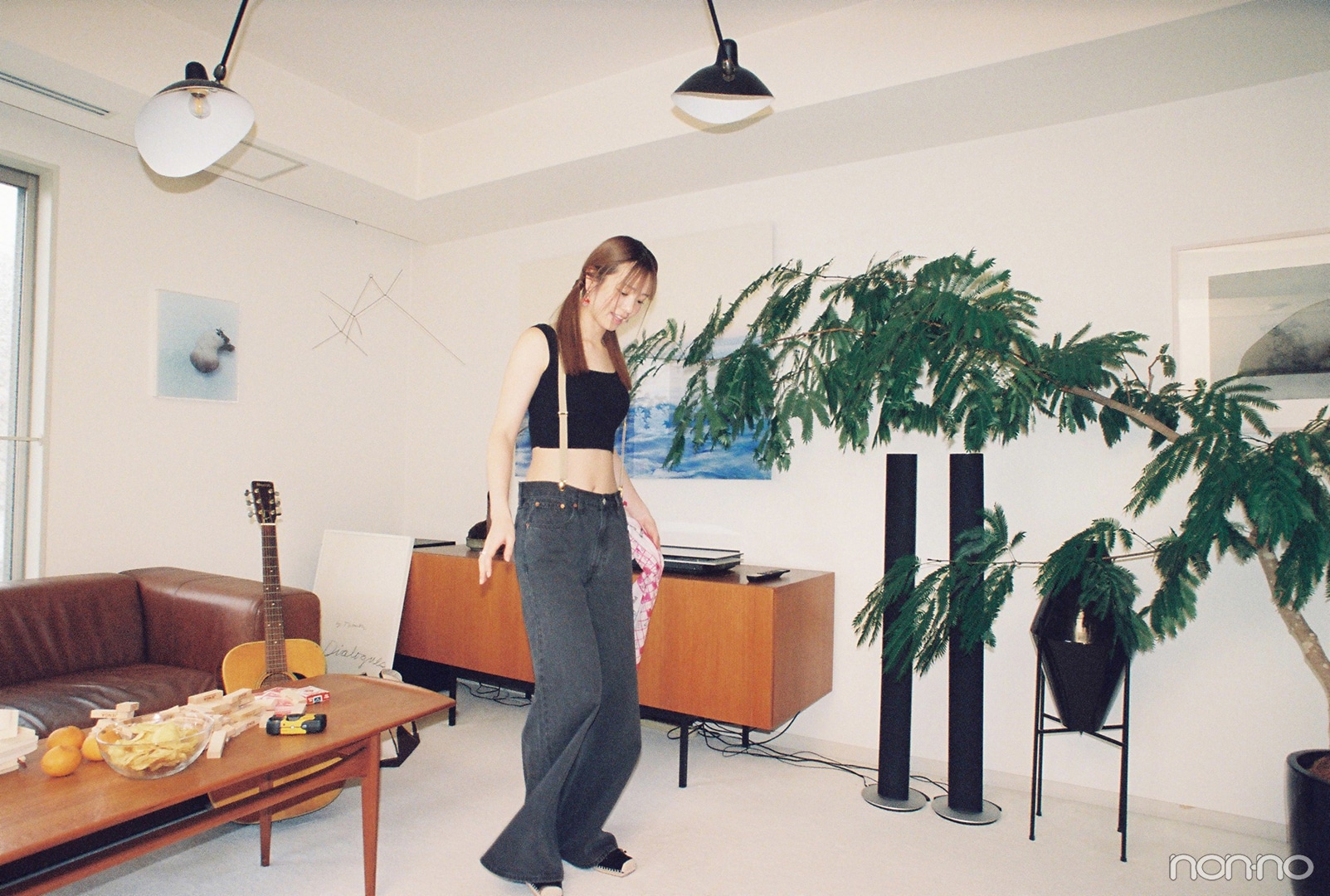 リーバイスのスーパーワイドデニムをはいた横田真悠の全身カット