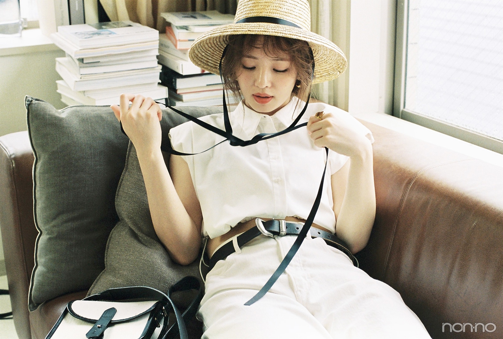 ヤヌークのバレルデニムをはいてソファでくつろぐ横田真悠