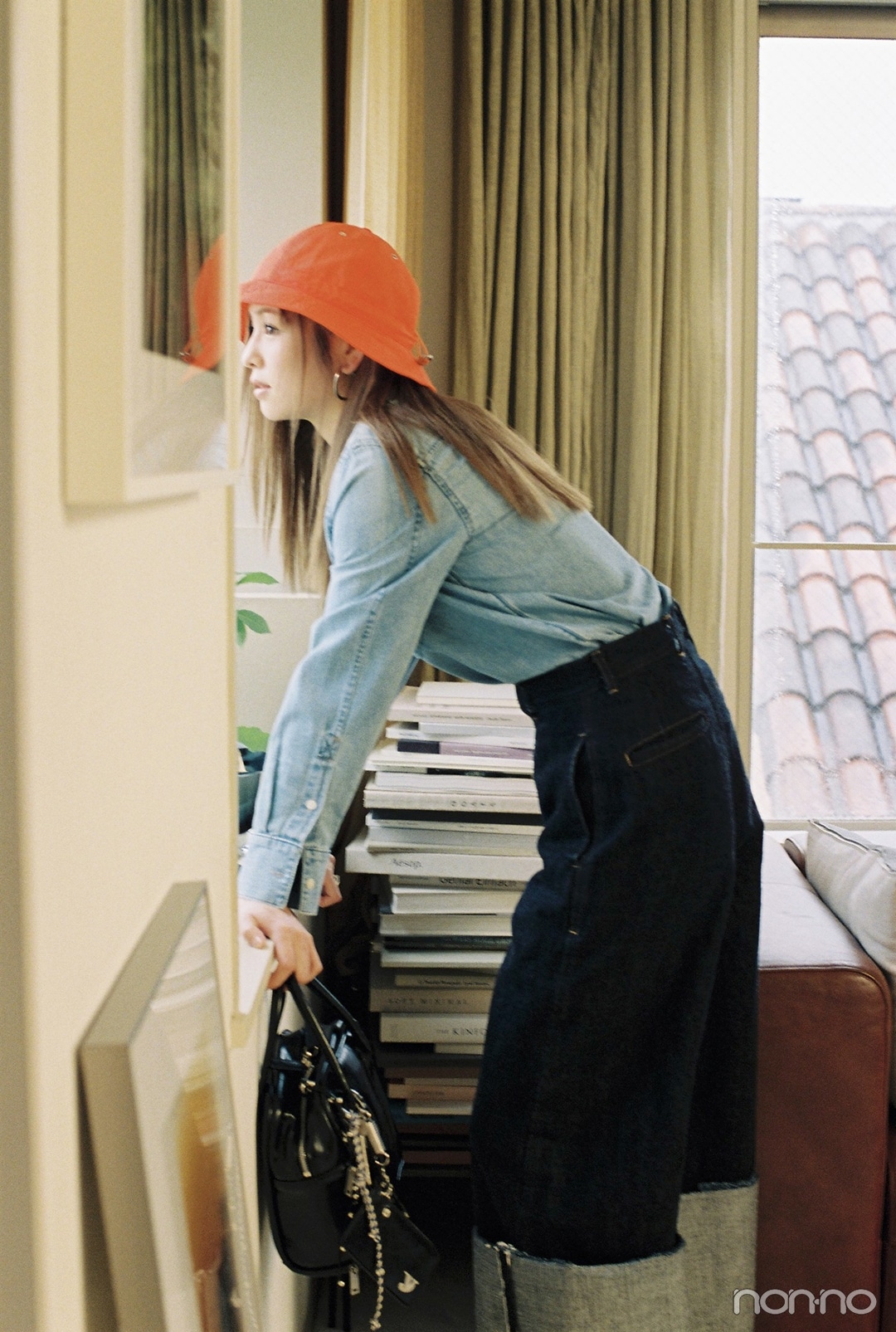 リヴィントーンのスーパーワイドデニムをはいて窓の外を眺める横田真悠