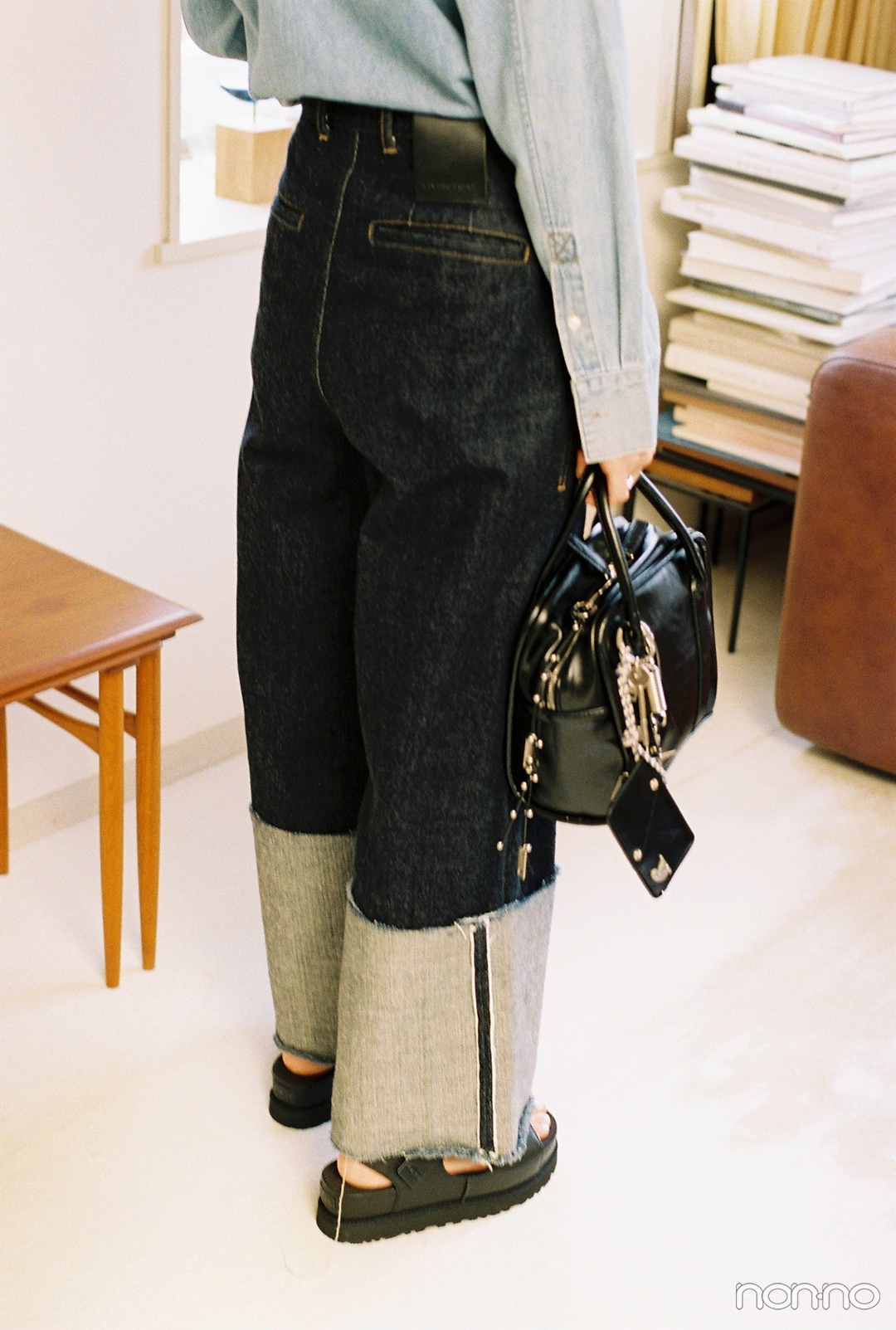 リヴィントーンのスーパーワイドデニムをはいた横田真悠の後ろ姿