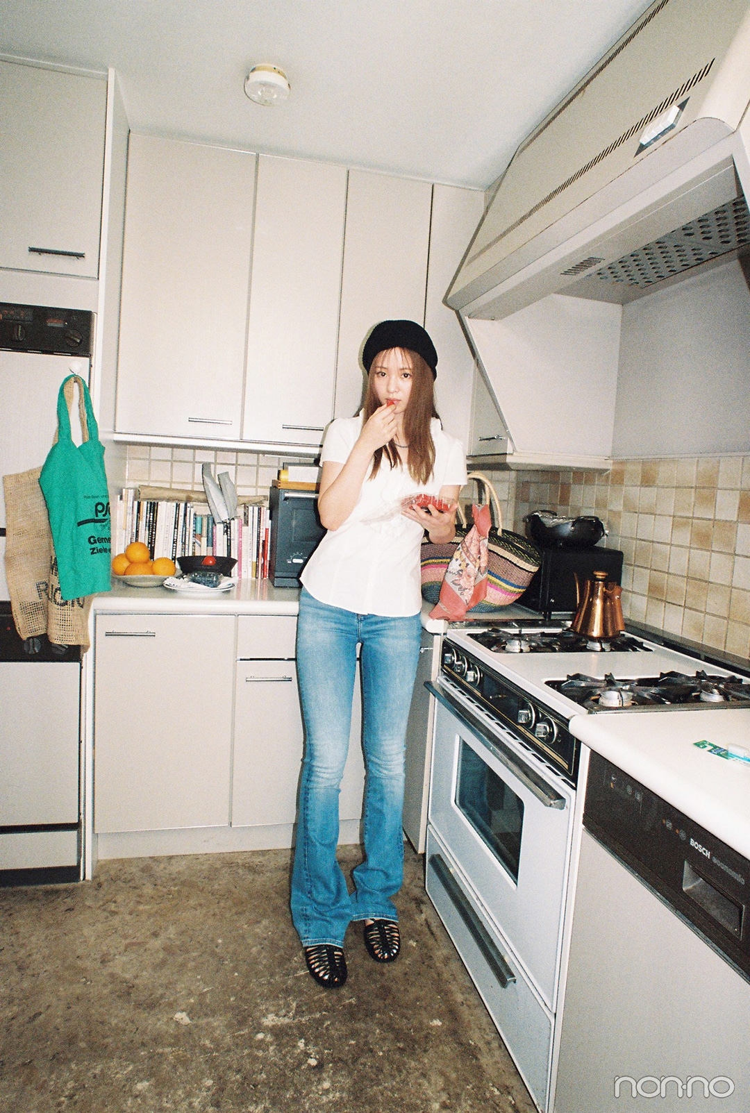 フレアデニム×白のフリルブラウスの夏コーデ